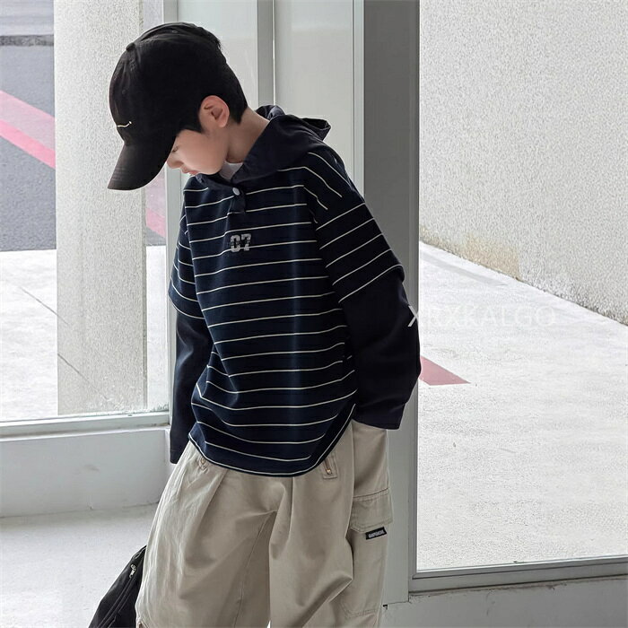 Rakuten - 子供服 男の子 フェイクレイヤード 重ね着 Tシャツ 長袖 普段着 通園 通学 秋 春物 フード付き ストライプ スウェット カットソー 通気 吸汗 トップス 綿 boy 子供服 男の子