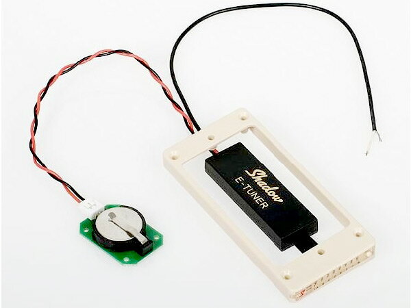 SHADOW SH HB-T FT C★E-tuner★シャドウ エスカッション一体型クロマチックチューナー【シャドウピックアップ解説】1971年にドイツで創業し、プロフェッショナルなピックアップ＆プリアンプを製造し続けてきた「シャドウ」。 世界で最も豊富な経験と実績を持つメーカーであるシャドウは様々なピックアップシステムの先駆者であり、さらに革新的な製品を次々と生みだしています。【詳細】エスカッション一体型クロマチックチューナー「E-Tuner」。リアピックアップ（ハムバッカー）のエスカッションと交換して取り付けます。視認性も良く、手元で簡単にチューニングを確認する事が出来ます。 フラットトップ、カーブトップ、トレモロ用の3タイプをラインナップし、多彩なモデルへ取り付けが可能です。【ご注意】本商品は、自己責任での取り付けになる為、取り付け時及び、使用時のギター本体、本ピックアップなどのトラブルに関しましては、当店では一切の責任は負いません。※チューナー本体はPUの下、バッテリーはコントロールキャビティー内に設置します。 ※取り付けには半田付けが必要です。 ※ギターによってはエスカッションのビス穴位置修正、配線穴の拡張が必要な場合が有ります。 ●品質向上のため、細部の仕様は変更される場合があります。●個々のディスプレイの特性上、実際の色と異なって見える場合があります。【仕様】用途：フラットトップギター用色：ホワイトBattery:3V(CR2032)x1 Weight:62g※画像はサンプルです。※画像中の楽器はご使用例ですので本商品には含まれません。