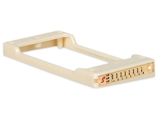 SHADOW SH HB-T TR C★E-tuner★シャドウ エスカッション一体型クロマチックチューナー【シャドウピックアップ解説】1971年にドイツで創業し、プロフェッショナルなピックアップ＆プリアンプを製造し続けてきた「シャドウ」。 世界で最も豊富な経験と実績を持つメーカーであるシャドウは様々なピックアップシステムの先駆者であり、さらに革新的な製品を次々と生みだしています。【詳細】エスカッション一体型クロマチックチューナー「E-Tuner」。リアピックアップ（ハムバッカー）のエスカッションと交換して取り付けます。視認性も良く、手元で簡単にチューニングを確認する事が出来ます。 フラットトップ、カーブトップ、トレモロ用の3タイプをラインナップし、多彩なモデルへ取り付けが可能です。【ご注意】本商品は、自己責任での取り付けになる為、取り付け時及び、使用時のギター本体、本ピックアップなどのトラブルに関しましては、当店では一切の責任は負いません。※チューナー本体はPUの下、バッテリーはコントロールキャビティー内に設置します。 ※取り付けには半田付けが必要です。 ※ギターによってはエスカッションのビス穴位置修正、配線穴の拡張が必要な場合が有ります。 ●品質向上のため、細部の仕様は変更される場合があります。●個々のディスプレイの特性上、実際の色と異なって見える場合があります。【仕様】用途：トレモロギター用色：クリームBattery:3V(CR2032)x1 Weight:62g※画像はサンプルです。※画像中の楽器はご使用例ですので本商品には含まれません。