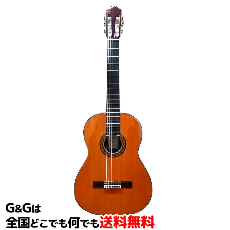 ギター製作技術の伝統を誇るスペインで委託製作され、 バインディングや飾り部分には一切プラスチックを使用せず、 高級手工ギターと同じように木象眼（モザイク）を使用しています。 スペイン製ギターが持つ特有の明るい音色をお楽しみください。 Top：Solid Cedar Back＆Sides：Rosewood Neck：Mahogany Fingerboard：Rosewood Scale：650 mm Nut width：52 mm ※木目には個体差がございます。 ※仕様は予告なく変更になる場合がございます。