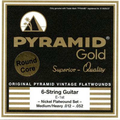 EG-Gold .012-.052 chrome-nickel flatwounds on round core PYRAMID Gold Electric Guitar Chrome Nickel Flat Wound Strings ピラミッド・ストリングスが培ってきた手工業技術を惜しみなく注ぎ込んだ、究極のエレクトリックギター用フラットワウンド弦と呼ぶにふさわしいゲージです。1950〜60年代のブリティッシュロック・サーフサウンド・カントリーetcで愛され、未だに多くのファンを持つ、ブリリアントで暖かみがあり、“twang”と呼び表されるあの力強い音色を響かせます。ピッキングタッチに対する細やかなレスポンスとフィンガーノイズの少なさは、フラットワウンドならでは。よりピュアにより奥深く、音楽を表現したいギタリストにお薦めします。 Gauge : medium/heavy blue silk end（.012-.052）