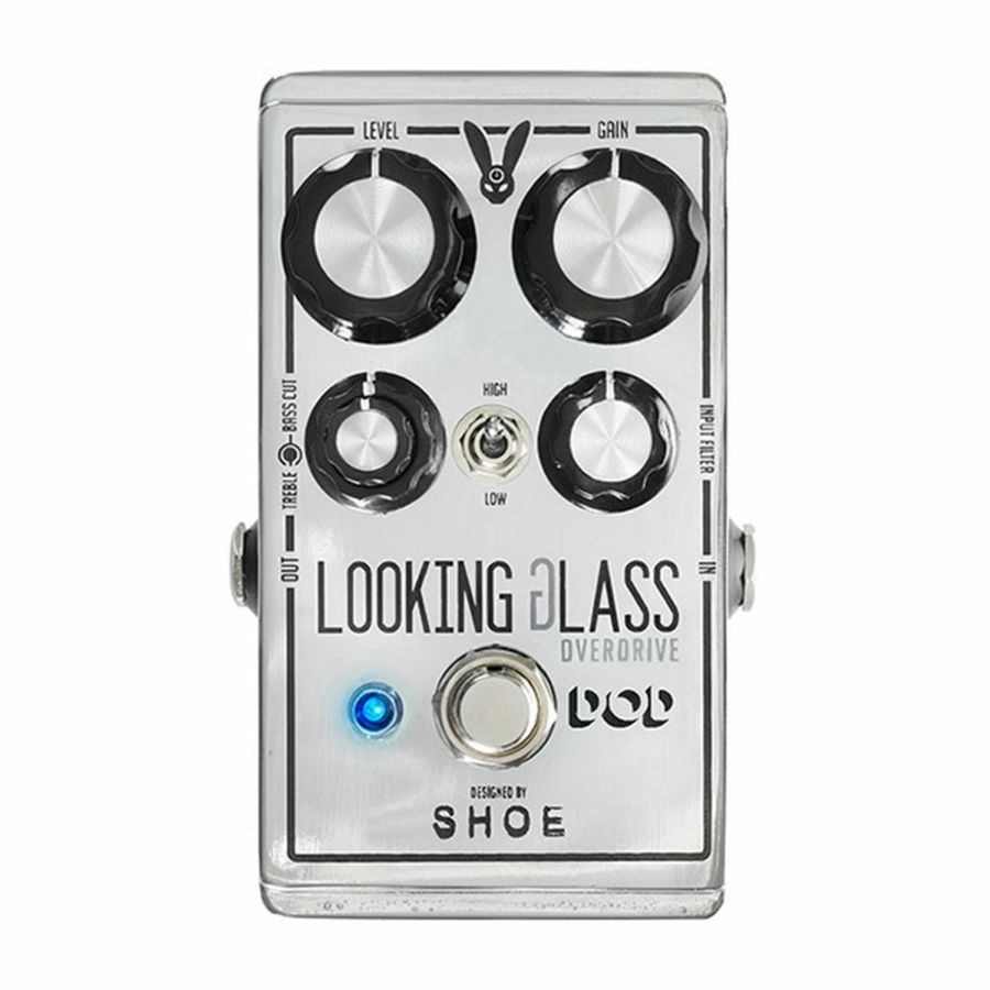 【商品説明】　DOD LOOKING GLASSは、パワフルでありながらもシンプルなコントールであなたの理想のサウンドづくりをアシストするオーバードライブペダルです。　トーンの調整、硬質さの強調、軽いオーバードライブ、未知のサウンドの探求、ヴィンテージアンプをプッシュした時の角の取れたサイケデリックなサウンドなど非常に幅広い音色作りが可能です。　ブティックペダルメーカー「SHOEペダルカンパニー」とのコラボレーションにより生み出されたLOOKING GLASSは、新設計のハイブリットClass-AディスクリートFETの非対称クリッピングにより非常に速いレスポンスを誇り、ピッキングの強弱に敏感に反応します。　SHOEペダルカンパニーのChristopher Venterは、ユニークなサーキット設計、クラシックエフェクトに対する多彩な考察、芸術とも言えるコンパクト設計で知られています。　これまでにない多様性の実現のため、ギターのピックアップと相互作用する独自のインプットフィルタを採用しギターの過剰なブライトさを抑え、歪回路前に配置されたBass Cutコントロールと歪回路後ろに配置されたTrebleコントロールにより、高い明瞭さを保持することができます。　そして驚愕の量のアウトプットレベルとゲインを持っており、パッシブギターでもアクティブギターでもサーキットに最適な入力インピーダンスが得られるように入力インピーダンス切り替えスイッチが基板上に設置されています。【Spec】　Dimensions; 約117mm x 約73mm x 約53mm (L x W x H)　Weight; 約267g（バッテリー含まず）　Input; 1/4inch(約6mm) Instrument x 1　Output; 1/4inch(約6mm) Instrument x 1　Chassis; All Metal　Power Supply; 9V Alkaline Dry Battery or Optional Power Supply