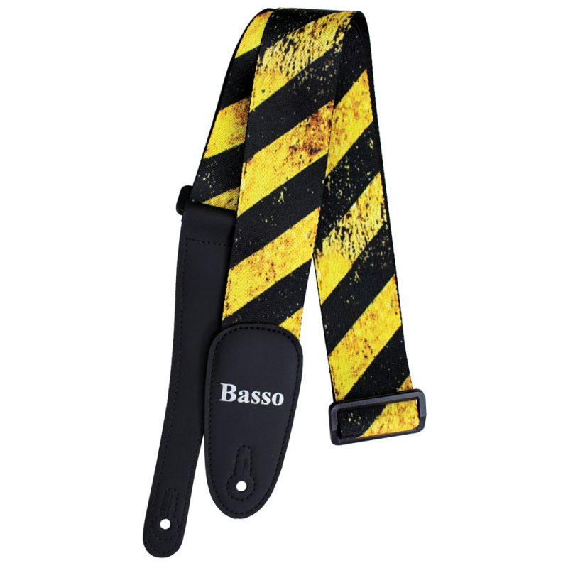 Bassoは、レザー生産国世界第2位のブラジルの中で50年以上に渡りレザー商品を世界中に販売。 競争力の激しいビジネスの中で長年に渡って積み上げられた知識と経験により、あらゆるレザー商品の開発を行って成長してまいりました。 Bassoの商品は全てハンドメイドでブラジル産に拘りを持って上質の商品を手掛けており、今や世界中に愛好家を持つ人気ブランドです。 Basso Pop Art SF ポップ・アートを施したポリエステル製ストラップです。 ストラップ・エンドは、合成素材を二重にして補強しています。 サイズ　幅:　約50、MAX: 約1550、MIN: 約920