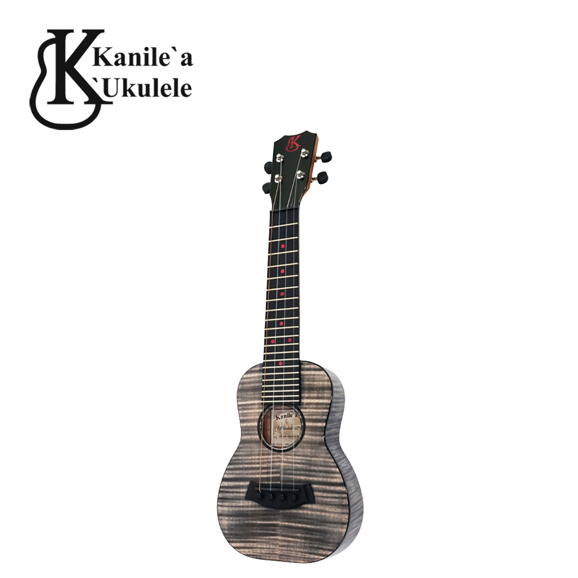 **【Kanile'a POHAKU Series Soprano】** ハワイ・オアフ島で一本一本丁寧に製作される**Kanile'a（カニレア）**。 POHAKU Seriesは、ハワイの雄大な自然からインスピレーションを受けて誕生した、存在感あふれる特別なシリーズです。 「**POHAKU（ポハク）**」とは、ハワイ語で**"岩・石"**を意味します。 古くからハワイでは、岩は**力強さ・安定・永続性**の象徴とされ、人々の暮らしや文化と深く結びついてきました。 このシリーズには、そんなハワイの自然への敬意と、永く愛される楽器を届けたいというKanile'aの想いが込められています。 ボディには厳選された**ハワイアンコア単板**を採用。 ハワイアンコアならではの華やかで温かみのあるサウンドに加え、弾き込むほどに深みと豊かさを増していく"育てる楽しさ"も魅力です。 POHAKU Seriesは、天然石をモチーフにしたデザインを随所に取り入れ、落ち着きのある上質な雰囲気を演出。 派手さを抑えながらも、細部まで丁寧に仕上げられたクラフトマンシップが光る一本です。 指板・ブリッジには高級木材の**エボニー**を使用し、クリアな音の立ち上がりと優れた耐久性を実現。 さらに、**GOTOH製オリジナルペグ**を搭載し、滑らかな操作性と高いチューニング精度を兼ね備えています。 ハワイで育まれた伝統と最新の技術が融合したKanile'aならではの一本。 演奏性・音色・デザインのすべてにこだわりたいプレイヤーにおすすめのソプラノウクレレです。 **【主な仕様】** ・サイズ：ソプラノ ・シリーズ：POHAKU Series ・ボディ：ハワイアンコア単板 ・指板／ブリッジ：エボニー ・GOTOH製オリジナルペグ ・ハワイ製（Made in Hawaii） ※天然木を使用しておりますので、木目・色合いには個体差がございます。世界に一本だけの表情としてお楽しみください。 ハワイの大地が持つ力強さと、Kanile'aの卓越したクラフトマンシップが融合したPOHAKU Series。 美しいハワイアンコアの響きとともに、長く弾き続けたくなる特別な一本です。