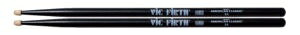 ブラックラッカーフィニッシュのアメリカンクラシック5A。------------------------------------------------------------------------サイズ 14.4 x 407mm材質 ヒッコリーチップ ティアドロップ／ウッドテーパー ミディアムAmerican Classic SeriesVic Firthの伝統と革新の技術が見事に融合したベストセラーシリーズ。より緻密にプレイヤーの意志に応えます。さらに厳選されたヒッコリーは大きな衝撃にも耐えることができ、耐久面でも信頼がおけます。深くバックカットされたチップは優れたシンバル反応の為に開発されました。すべての音楽シーンに最適なシリーズです。