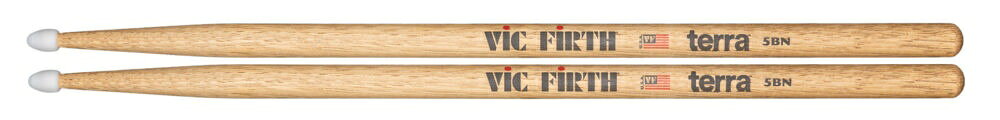 AMERICAN CLASSIC 5BTN TERRA SERIES DRUMSTICKS, NYLON TIP「TERRA」は、木目を際立たせる独自の染色（ステイン）加工が大きな特徴です。同じ模様のスティックは他にひとつとして存在せず、個性的なデザインと質感をお楽しみいただけます。15.1 x 407mmWood Type: HickoryTaper: MediumTip : Wood / NYLON TIPAMERICAN CLASSIC 5BTN TERRA SERIES・クラシックな5Bデザインにナイロンチップを採用、クリアでニュアンスのつけやすいシンバルサウンド・直径が5Aより太く、重みも増して耐久性に優れる。・ロックやメタルなど、よりヘビーな音楽ジャンルの演奏に最適地球（自然、大地）からの贈り物“terra”Vic Firthの新しいドラムスティックシリーズ”terra”は、その名前が示す通り木という自然からの贈り物に感謝し独自の染色加工でスティックの美しい木目を際立たせています。木目はスティックごとに異なるため同じものは2つとありません。（Vic Firth本社所在地の）メイン州ニューポートのプレミアムヒッコリー材を使用。世界中のドラマーが生み出す音楽のマジック、“terra”シリーズはその手に握るスティックの素材に敬意を表します。