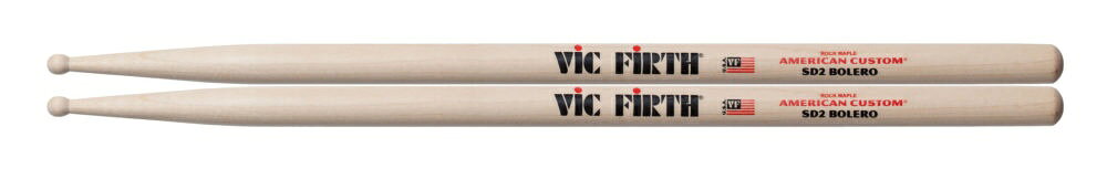 オーケストラやマーチングのピットでの演奏に最適。------------------------------------------------------------------------■ サイズ： 16.1 x 401mm■ 材質： メイプル■ チップ： ラウンド型／ウッド■ テーパー：ショートAmerican Custom Series "SD2 BOLERO" FEATURES■ Length（長さ）： 401mm ／ Normal （標準）Length（長さ）は、チップからグリップエンドまでのスティック全長を指し、長さに応じて重さや重心位置が変わることにより、パワー、スティックスピードやリバウンドの感覚、そして楽器までのリーチなどに影響を与えます。Normal （標準）サイズは、楽器へのリーチやリバウンド具合、ストロークのしやすさ、そしてパワーや操作性などにおいて全てがバランスよく中間に収まる長さを持ったタイプ。■ Diameter（太さ）：16.1mm ／ Fat（太い）太めのタイプです。直径が太いほどスティック自体の重さが重くなり、サウンドも重厚になり、大音量を出したい場合に向いています。また太めのものはグリップする際に手の使い方としてリラックスしやすく、比較的フリーなホールド感を得られる特徴も持っています。またオープンリムショットの際はこのモデルのように太さがあるほど、一層のインパクトが得られます。■ Taper (テーパー）／Short （短い）テーパーとはスティックのチップに向かって細くなっていく部分やその角度のことで、ショルダーとも呼ばれるスティックの重心を決める箇所となります。ショートテーパーのモデルは、テーパーエリアが短い、つまりスティックの先端寄りの部分において切削されている量が少ないことになり、結果的に重心が先端のほうに寄っていきます。ショートテーパータイプのスティックは、スティックの先端が重くなることにより、ストローク自体が重くなり、リバウンドが早く強めに跳ね返ることで音量やアタックが稼ぎやすくなります。■ Tip Shape （チップ形状）／ Round（球型）チップはドラムヘッドやシンバルなどに直接触れる、スティックの中で最も重要なポイントで、主に大きさ(面積)、形状(角度)の違いにより音色やダイナミクス、リバウンドなどが変化し、奏法を通じて多彩な表現力を引き出します。球型チップは、スティックの先端部分がボールの形に似ていて、どの角度から叩いても打面に当たる面積は一定なため、同じ音色が出しやすく、ダイナミクスや音質も安定します。ツブ立ちにムラが出にくく、かつリバウンドも良好で次のストロークへのつながりがスムーズ。また、ドラムとの接地面積が小さい為、音の粒立ちや歯切れがよく、タイトで安定したサウンド。吹奏楽のマーチなどで一定のサウンドをキープしたい場合にも最適なチップ形状です。径の小さな丸型チップはジャズなどに、また、径の大きなものはロックなどパワフルなサウンドに向いています。■ Material（素材）／ Maple（メイプル）ドラムスティックに使用される素材は、ドラムやシンバル等を効率よく適切なダイナミクスで演奏できるもので、そして何より耐久性が求められます。そして、密度、しなりや感触、さらにはスティック自体の鳴りまで素材ごとに違いがあります。メイプルはドラムスティックとしては比較的軽量ながら、硬く、密度が高い特性を持ち、とりわけシンバルの美しく繊細な音色など、明るくやわらかな独特な響きを引き出すのに効果的な素材です。選び抜かれたメイプル材だけを使用し、曲がりなどの変形の少ない特性によりスティックコントロールのスムーズさは抜群。控え目な音量でもツブ立ちがよく、繊細なサウンドを引き出します。