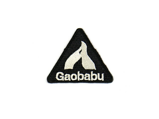 ガオバブ(Gaobabu) Gaobabuロゴ刺繍ワッペン（三角型） ブラック/ベージュ ※日本製 アイロンワッペン 5cm 熱転写 ロゴワッペン アウトドア キャンプ ソロキャンプ トレッキング 登山 山登り ファミリーキャンプ グループキャンプ ベランピング チェアリング