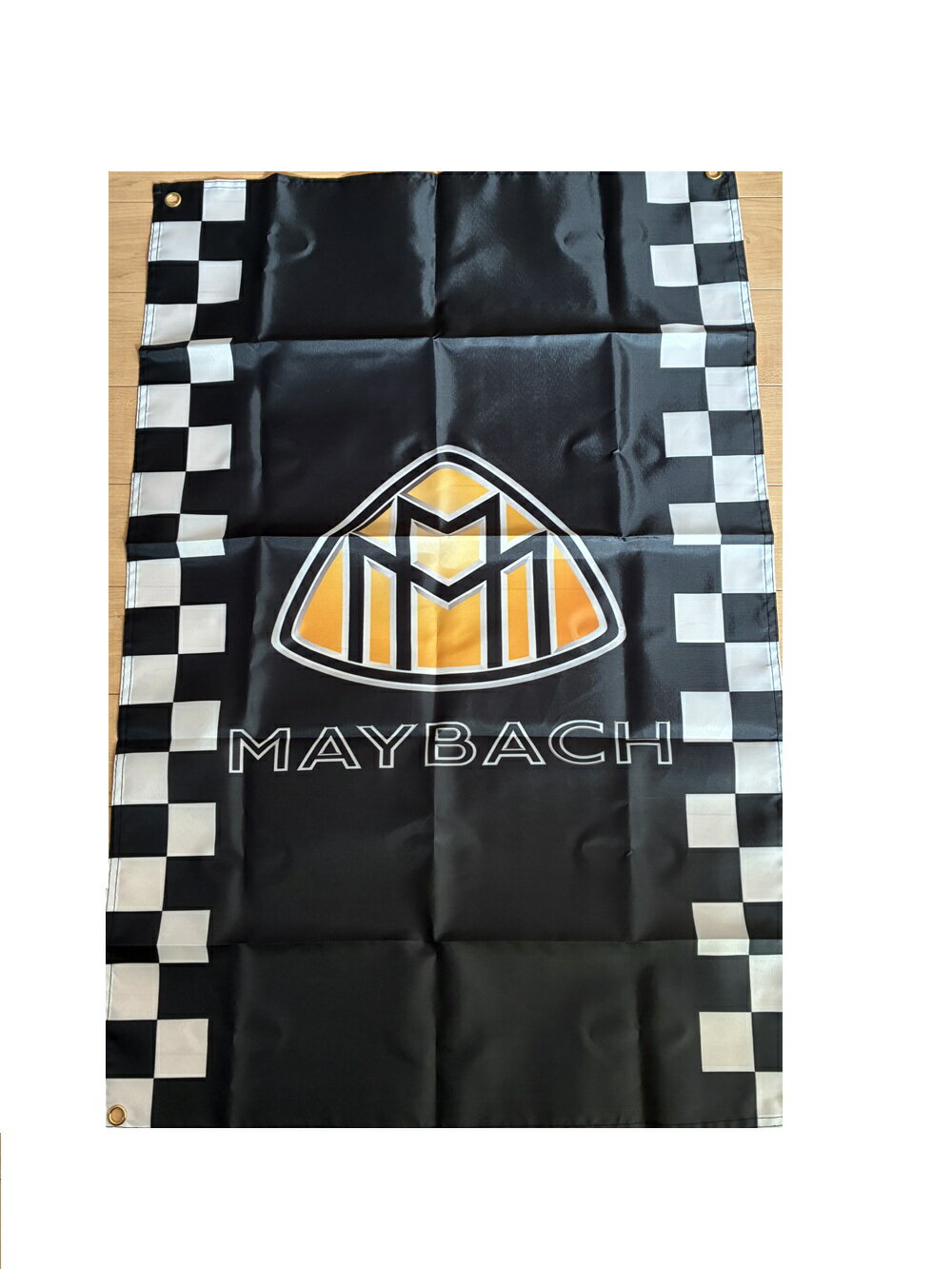 Rakuten - ガレージ系 特大フラッグ 「マイバッハ・チェッカー」サイズ 約90cm×60cm タペストリー 片面プリント ポリエステル素材 ハトメ付き 部屋の壁や店舗装飾に 秘密基地 模様替え 男前インテリアにも◎