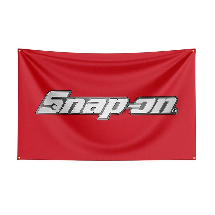 Rakuten - ガレージ系 特大フラッグ 「スナップオン・シルバーロゴ」サイズ約150cm×90cm タペストリー 片面プリント ポリエステル素材 ハトメ付き 部屋の壁や店舗装飾に 秘密基地 男前インテリアにも◎