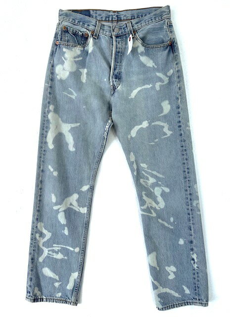 リーバイス Levis501レギュラー古着 2001年 米国製刻印553 W 78cm(ぐるり） 股下 72cm ブリーチデニム リーバイス Levis501レギュラー古着 2001年 米国製刻印553 W 78cm(ぐるり） 股下 72cmシルエットはストレートでボタンフライです。状態は全体にブリーチがあります。ブリーチ以外は目立ったダメージや汚れは見当たりません。全体には経年劣化による当たりや擦れが有ります。色合いはライトブルー程度です。80's 90's代の商品も品薄になってまいりました。この機会に是非お求め下さい。この様なビンテージ古着なので御覧の写真が全てです。この様な古い商品ですのでご理解の上、御購入を御検討お願い致します。表記サイズは W31L30ですが下記に実測しています多少の誤差は御了承お願い致します※　裾上げ御希望の方無料で裾上げします。（股下~ cm を指定して下さい） 弊社商品品番　M-712 W 78cm（ぐるりです）下記は平置きの計測です。ヒップ 104cmワタリ 29cm股上 28cm股下 72cm裾幅 19cm《商品コンディションランク C 》《商品色コンディションランク　 D 》《商品コンディションランク》S品　新品同等、未使用、デットストックの美品A品　使用感が少なくて汚れや傷の無い状態の良い商品の美品B品　使用感は多少あるが目立った汚れや傷は無い商品C品　使用感があり目立った汚れや傷がある商品D品　経年劣化で使用のためダメージ、汚れ、傷等ありですが着用には問題無しの商品　《商品色コンディションランク》S品　新品同等の濃い色の商品A品　濃い紺、濃いブルーの商品B品　少し濃い色が残っている商品C品　ブルーデニムと言われる程度の商品D品　アイスブルーのような薄い色の商品尚、Wは平置きにして軽く左右に引っ張って片面を測りました（表示はx2ぐるりです） 5