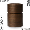 ◆製品仕様-Product Specifications- 寸法 約 8.0Φ×12.2H （cm） 重量 約 110g 素材 桜皮、くるみ（ウレタン仕上げ） 産地 秋田県 備考 化粧箱入 ◆商品説明-Description of item- 天然の桜皮を素材にした伝統工芸「樺細工」の茶筒。 樺細工は今から二百数十年前、武士の手内職として発達し、その業は豊かな風土の中で発展をつづけてきました。 茶筒の蓋を短くすることで内側の筒[内芯]の桜皮が帯状に現れる、新しい茶筒です。 天然の山桜の樹皮は、通気性・通湿性そして実用的な堅さをもっているので、その茶筒に入っている茶葉はいつも最適な状態で保存する事ができます。 手にもってみると、桜皮の落ち着いた風合いがあり、天然素材ならではの美しさがあります。蓋を閉めるときのしっくりとしたフィット感に職人の手仕事の精密さを感じることができます。 モダンで美しいデザインのこの茶筒は、お客様の前でお茶を用意されるときにもいいですし、贈り物にもおすすめです。 ※箱の形状、色などは変更となる場合があります。 ※画像の色はブラウザや設定により、実物とは異なる場合があります。予めご了承下さい。■ 追加オプションをご希望の方へ 名入れ・照明加工・紙袋・有料のラッピングなどの追加オプションは、商品とは別途料金がかかります。 ご希望の追加オプションをカートに入れ、商品と一緒にご注文ください。 カートに入れずにご注文いただいた場合はオプション料金を店舗側にて追加させていただきます。お支払い方法に前払いをお選びの場合は、楽天市場からの追加変更の案内をお待ちいただき、変更後の金額でお支払い下さい。