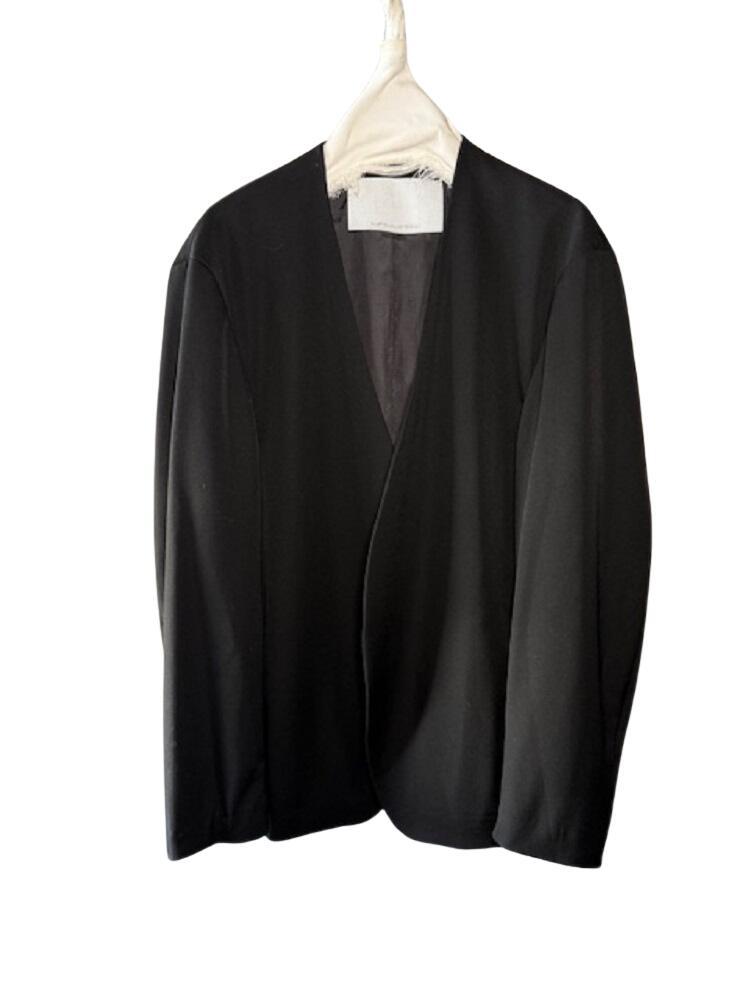 　nonnotte BRAND PROFILE デザイナーは「AUBETT/オーベット」を手掛けていた杉原氏。 文化服装学院卒業後にフランスに渡り、 ”イヴ・サンローラン（Yves Saint Laurent）”（現サンローラン）で モデリストとして メンズと ウィメンズの デザインやパターンなどを担当。 帰国後に小野メリヤスに入社し、杉原を中心とした若手クリエイターらと共にスムースデイを2012年にスタート。 23FWよりAUBETTのデザイナーを退任し、新規ブランド「nonnotte/ノノット」を立ち上げます。 BRAND CONCEPT nonnotteでは、デザイナー自身がこの瞬間一番「着たい」というプリミティブな思いと、 この世界で生きる 人々が行う「 営む」という行為の美しさ、 敬意に突き動かされ、洋服を製作。 自ら産地に出向き日本の職人と共に素材を1から、時には0から作りこみ、 ドレーピングという 立体裁断の技法を 用いて「人体」と 「空気」を意識した服作りを行います。 &nbsp; &nbsp; &nbsp; &nbsp; &nbsp; &nbsp; 24AWよりラインナップに加わった 日本人のバランスに一番合った、カーディガン感覚で気軽に羽織れるジャケットを イメージして制作されたNONNOTTEのシグニチャーモデルのジャケット 【N JACKET】 &nbsp; &nbsp; 通常の染色の何倍もの手間と技術を駆使し、 日本が誇る企業秘密の染色技術で【漆黒】という濃度の高いブラックを実現。 &nbsp; &nbsp; &nbsp; &nbsp; &nbsp; &nbsp; &nbsp; &nbsp; &nbsp; &nbsp; 商品詳細 ■品番：N-25A-030　　　　　　 &nbsp; ■素材：ウール100% LINING : レーヨン54％　コットン46％ ■カラー：　BLACK 　 &nbsp; ■原産国：日本　　　 &nbsp; ■手洗い可能 &nbsp; ■サイズ 4：肩幅48cm　身巾53cm　　　裾幅65cm　　　着丈73cm　　　袖丈65cm &nbsp; &nbsp; ※注意はしておりますが、当店は実店舗でも販売しております為、ご注文のタイミングによっては 売り違い、お品切れしている場合もございます。予めご容赦くださいませ。※お色目に関しまして出来る限り実物と差異の無いように努力しておりますが、モ ニター、ブラウザ、インターネット 環境によるところもございます。 予めご了承下さいませ。 &nbsp;