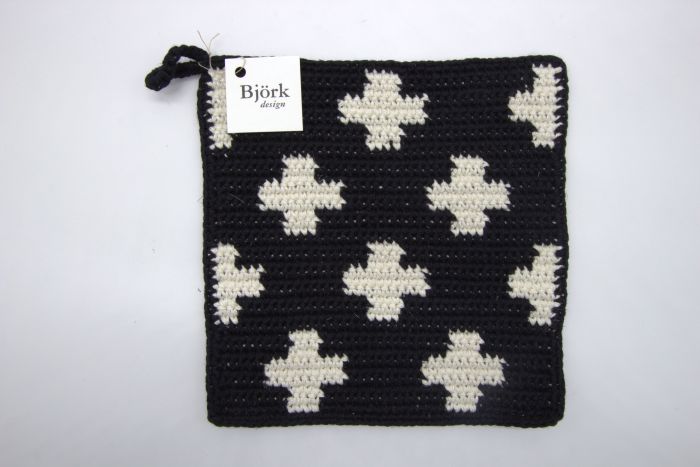 Bjork　Design　ポットホルダー ビヨルク　デザインのポットホルダー。 ひとつひとつが手作りです。 飾っておくだけでもかわいい一品です。 ※ひとつひとつ手作りの為、個体差がございます。 ■商品情報 ・組成： 綿・麻 ・生産国：スウェーデン ■天然素材について ・素材の特性上生産時期により多少の色ブレや表面に織り傷が出る場合がございます。天然素材の特徴としてご理解下さい。 ・サイズに前後5%程の誤差が生じる場合があります。 ・洗濯により縮む場合があります 　 ■納期 ・通常1〜2営業日以内に発送いたします。 ・ただし、長期連休等の場合発送が遅れる場合がございます。予めご了承下さい。 ■注意事項 ・発注後のキャンセルならびに返品等はお受け致しかねます。 ・お使いのモニター環境によって色味が異なって見える場合がございます。■Bjork　Design　ポットホルダー ビヨルク　デザインのポットホルダー。 ひとつひとつが手作りです。 飾っておくだけでもかわいい一品です。 ■商品情報 組成： 綿・麻 製造国： スウェーデン 天然素材について： 素材の特性上生産時期により多少の色ブレや表面に織り傷が出る場合がございます。天然素材の特徴としてご理解下さい。