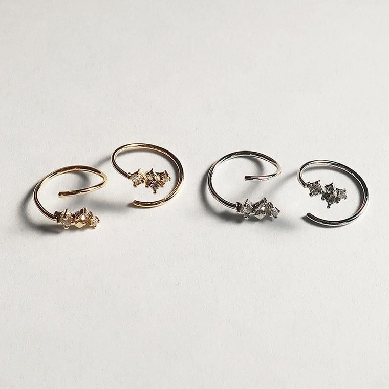 ダブルキュービック ピアス：ISS（イズ）くるんとした線の先からピアスホールに通すと、まるでピアスを2つ重ね付けしているように見えるピアス。キュービックジルコニアが輝きを放ちます。サイズ全長：1.0cm仕様・素材真鍮キュービックジルコニアガ...