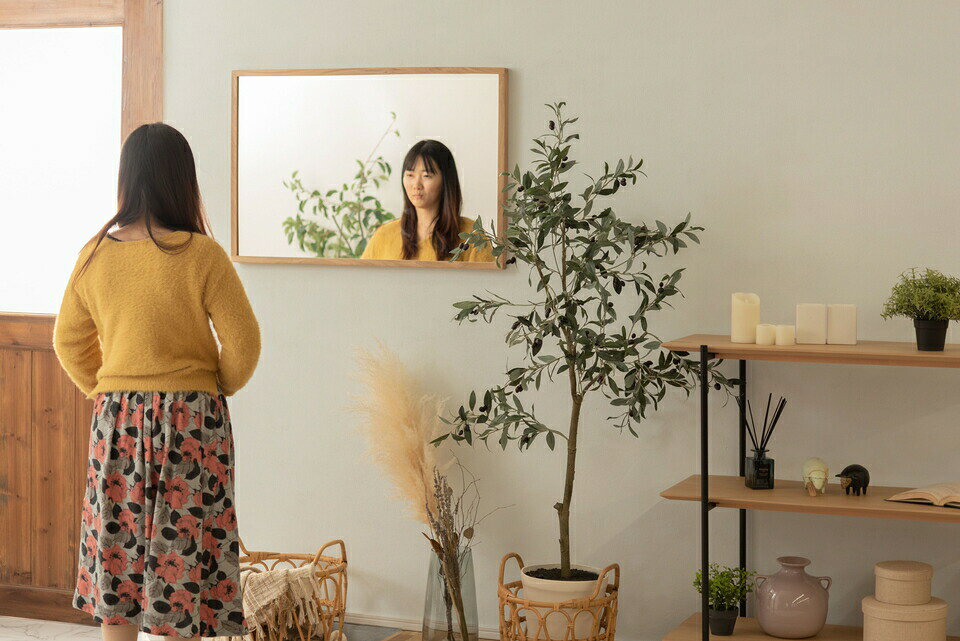 GARNIER（ガルニエ）の【9ヶ月保証付】 ウォールミラー 鏡 ミラー スリム 壁掛けミラー 洗面ミラー おしゃれ オーク オーク無垢材 ナチュラル 北欧 姿見 飛散防止 省スペース 一人暮らし｜アングル3