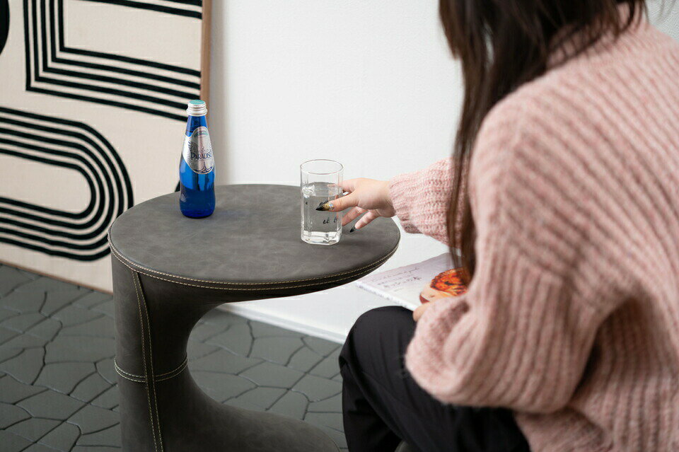 サイドテーブル ソフトレザー クール ステッチ 調和 フォルム 主役 おしゃれ 丸 ベッド ソファ横 ソファー ソファーサイドテーブル テーブル ラウンド 合皮 ブラウン 茶色 グレー モダン ビンテージ ヴィンテージ