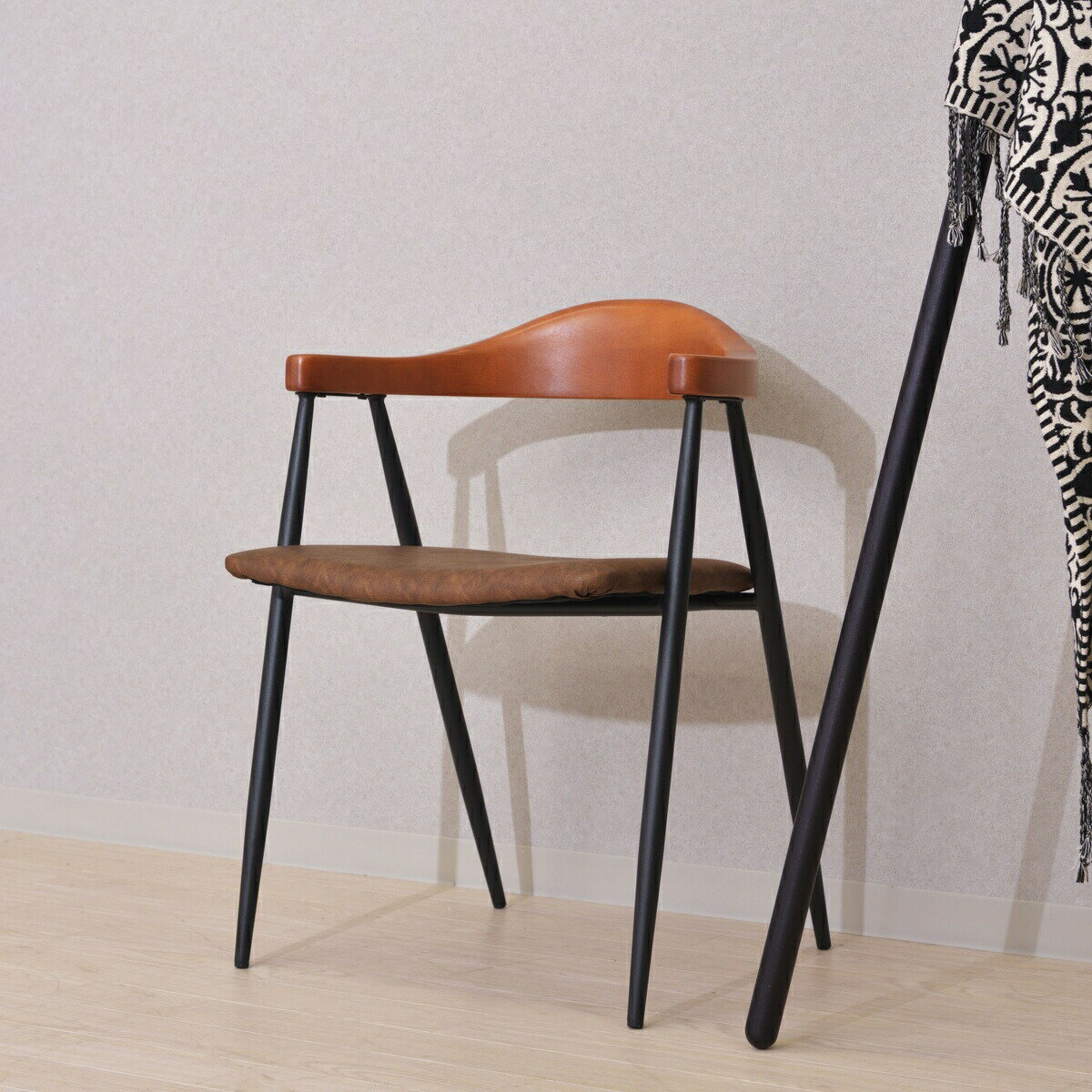 樂天商城 - 500円OFFクーポン配布中 04/29(水)00:00〜 アームチェア 背もたれ 椅子 チェア イス 直線 スチール 背もたれ オシャレ チェア リビング チェア パーソナルチェア