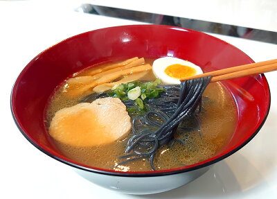 GARNIER(ガルニエ) 和歌山ラーメン 4食分 半生麺 スープ付き 紀州備長炭ラーメン スープ小袋 ギフト 有名店 名店 ラーメン 取り寄せ 生めん 中華そば わかやま 豚骨 ストレート ラーメンセット 詰め合わせ 細めん ヘルシーチャコール マリンコラーゲン セレネ 道の駅 お土産 ご当地 画像3