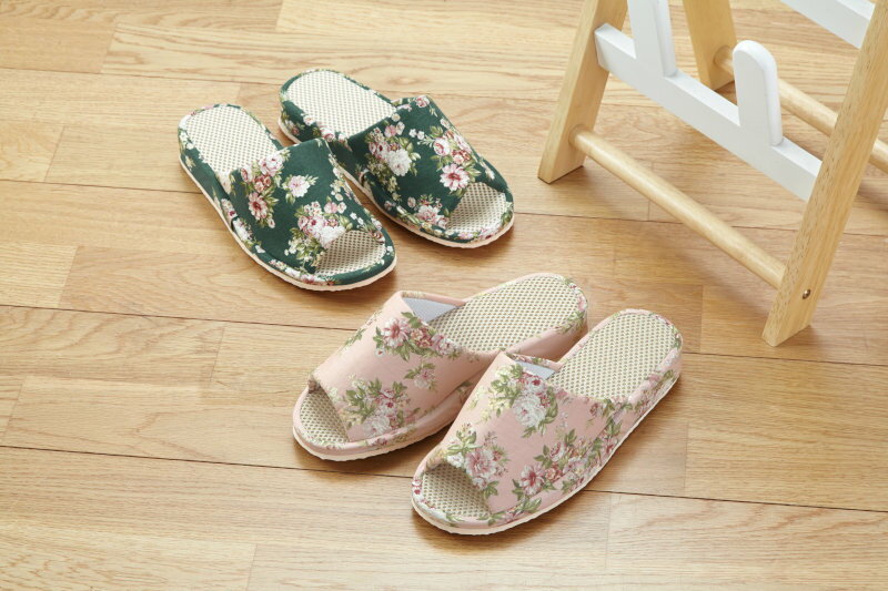 樂天商城 - 【9ヶ月保証付】ヒールアップスリッパ ローズ柄（2色 各1） 2足セット ヒール高め EVA 軽い 清潔 屋内用スリッパ グリーン 緑色 ピンク 桃色 ローズガーデン