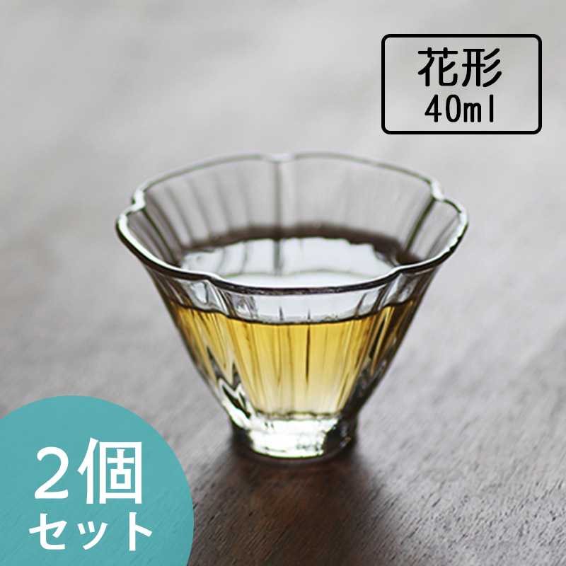 茶湯の水色を美しくみせるガラス製の茶杯です。耐熱ですが、熱い湯や飲み物を注ぐ際は温度差にご注意ください。ガラス製品は割れ物です。取り扱いには十分ご注意ください。