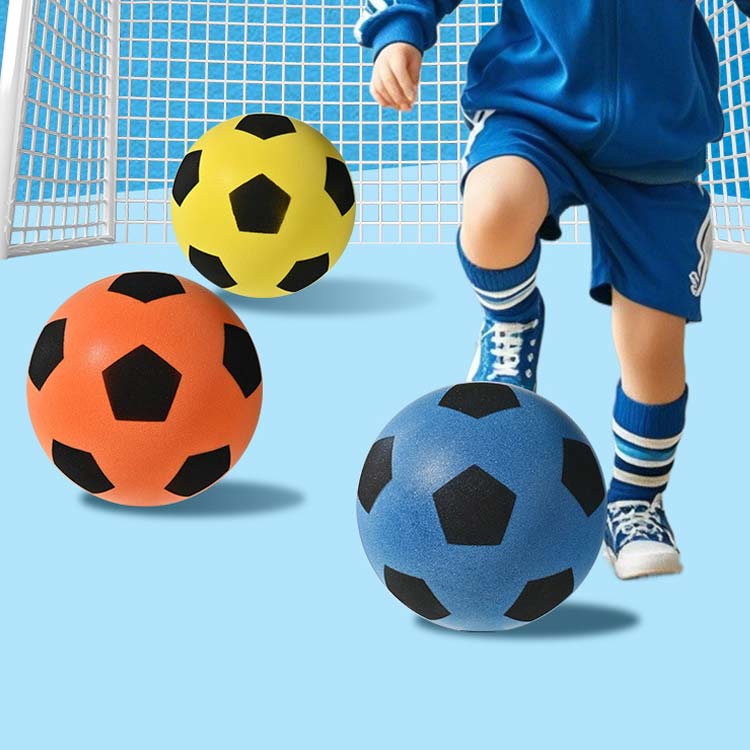 エルラガルデ楽天市場店のフットボール 室内遊び サッカーボール おもちゃ 静音 ストレス発散 衝撃吸収 騒音防止 子供用 スポーツ 室内 練習用 自宅 アウトドア 軽量 玩具 プレゼント 誕生日 フットボール 3号/5号/7号｜アングル2