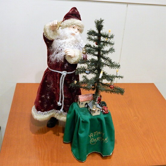 クリスマス　サンタクロース　フィギュア　人形　置物　Kurt S.Adler社 Santa decorates tree 高さ45cm 訳あり品 送料無料