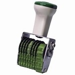 商品名サンビー テクノタッチ回転印 総額表示用5号 TK-SG5説明くっきり印字のテクノタッチラバー。インキのつきが良いテクノタッチラバーを採用。くっきりした印字が特長の回転ゴム印です(スタンプ台は別売)。●回転ゴム印●規格:金銭用5号8連●書体:左1連目のみゴシック体/2連目からは明朝体品番TK-SG5当店では かわいい おしゃれな 文房具を中心にセレクト☆彡 人気のキャラクターグッズも豊富! 文具・雑貨・おもちゃ・鞄・スポーツ用品の総合バラエティショップです。ポスト投函するメール便対応や送料無料の商品も多数!この商品の基準数は1個につき 50 です。※ご注文を確定される前にメール便で配送できる個数をご確認ください。基準数オーバーの場合には、配送形式の変更をお願いするメールをお送りしています。変更が完了してから改めて在庫確保しますので、欠品になったり、完売などの理由によりキャンセルさせていただく場合があります。※メール便は、配達の日時指定に対応しておりません。
