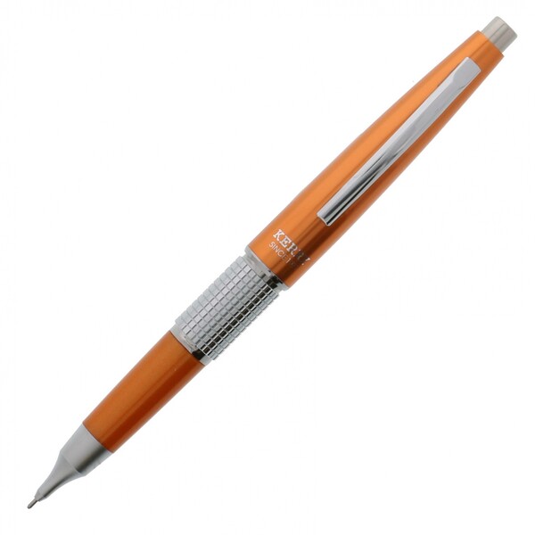 商品名ぺんてる 万年CIL ケリー シャープペンシル 0.5mm オレンジ説明1971年に発売されて以来、多くのファンに愛され歴史を積み重ねてきた機能的なキャップ式シャープペンシル「万年 CIL KERRY」の限定カラーです。【KERRY ケリー】ぺんてるのロングセラーシャープペンシルです。発売当初はぺんてる5との名称で5は0.5mmを意味していました。また別名の万年CILとは万年筆とシャープペンシルを掛け合わせた万年筆のようなシャープペンシルをコンセプトとした呼び名です。万年筆のように持ち運べるシャープペンシルとして作られ、見た目はまさに万年筆のような仕上がりです。短くて太く重たい軸は安定した筆記を実現。キャップを後軸にカチッと差し込むとノック部分が飛び出る構造になっています。【芯径・内蔵芯】シャープペンシル 0.5mmこちらの商品には箱などは付属しておりません。メーカーより包装なしにて入荷いたしますので、発送の際にも箱、袋等は付属いたしません。予めご了承くださいますようお願い申し上げます。品番P1035-FDカテゴリー商品のジャンルで探す&nbsp;>&nbsp;文房具・ステーショナリー&nbsp;>&nbsp;筆記具・筆記関連用品&nbsp;>&nbsp;シャープペンシル＼シャープペンシル 一覧はこちら／当店では かわいい おしゃれな 文房具を中心にセレクト☆彡 人気のキャラクターグッズも豊富! 文具・雑貨・おもちゃ・鞄・スポーツ用品の総合バラエティショップです。ポスト投函するメール便対応や送料無料の商品も多数!この商品の基準数は1個につき 100 です。※ご注文を確定される前にメール便で配送できる個数をご確認ください。基準数オーバーの場合には、配送形式の変更をお願いするメールをお送りしています。変更が完了してから改めて在庫確保しますので、欠品になったり、完売などの理由によりキャンセルさせていただく場合があります。※メール便は、配達の日時指定に対応しておりません。