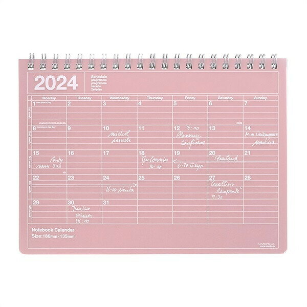 商品名MARK'S マークス ノートブックカレンダー S 2024年 1月始まり ピンク説明カレンダー感覚で使えるノートブックカレンダー。持ち運びもしやすい便利でコンパクトなSサイズタイプです。折り返すことが可能なWリング綴じで、カレンダー感覚で使える見やすさと、たっぷり書き込めるメモページ付きで使いやすいアイテム。ノートのようにスリムで軽く、鞄にもすっきりと収まります。シーンを問わずに愛用できるシンプルなデザインで、プライベート用としてもお仕事用としても活躍してくれる、学生から社会人まで、幅広いユーザーにおすすめのアイテムです。【仕様】カバー付きサイズ:約H135xW186xD10mmページ数:16ページ仕様:Wリング綴じ1月始まり・月曜始まり/カバー付き年間プランページ+カレンダー12枚(裏面メモ)+罫線メモ3枚品番24WDR-NB2-PKカテゴリー当店では かわいい おしゃれな 文房具を中心にセレクト☆彡 人気のキャラクターグッズも豊富! 文具・雑貨・おもちゃ・鞄・スポーツ用品の総合バラエティショップです。ポスト投函するメール便対応や送料無料の商品も多数!この商品の基準数は1個につき 25 です。※ご注文を確定される前にメール便で配送できる個数をご確認ください。基準数オーバーの場合には、配送形式の変更をお願いするメールをお送りしています。変更が完了してから改めて在庫確保しますので、欠品になったり、完売などの理由によりキャンセルさせていただく場合があります。※メール便は、配達の日時指定に対応しておりません。