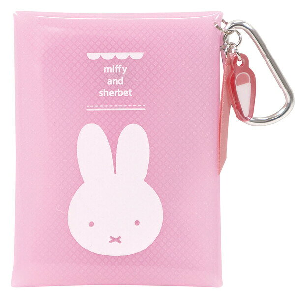 商品名miffy ミッフィー ポーチ A柄 ピンク チャーム付 カラビナ付 シャーベット 春夏 北欧 ブルーナ かわいい ビーエスエス説明人気「miffy (ミッフィー)」、さわやかな「シャーベット」シリーズ♪夏が楽しくなる、透け感のある素材を使用した涼しげなデザインです。カラビナ付でバッグなどに取り付けられる「ポーチ」です。シャーベット柄のチャームがポイント!【サイズ】約W85×H110×D15mm【材　質】PVC品番EB520Aカテゴリー当店では かわいい おしゃれな 文房具を中心にセレクト☆彡 人気のキャラクターグッズも豊富! 文具・雑貨・おもちゃ・鞄・スポーツ用品の総合バラエティショップです。ポスト投函するメール便対応や送料無料の商品も多数!この商品の基準数は1個につき 50 です。※ご注文を確定される前にメール便で配送できる個数をご確認ください。基準数オーバーの場合には、配送形式の変更をお願いするメールをお送りしています。変更が完了してから改めて在庫確保しますので、欠品になったり、完売などの理由によりキャンセルさせていただく場合があります。※メール便は、配達の日時指定に対応しておりません。