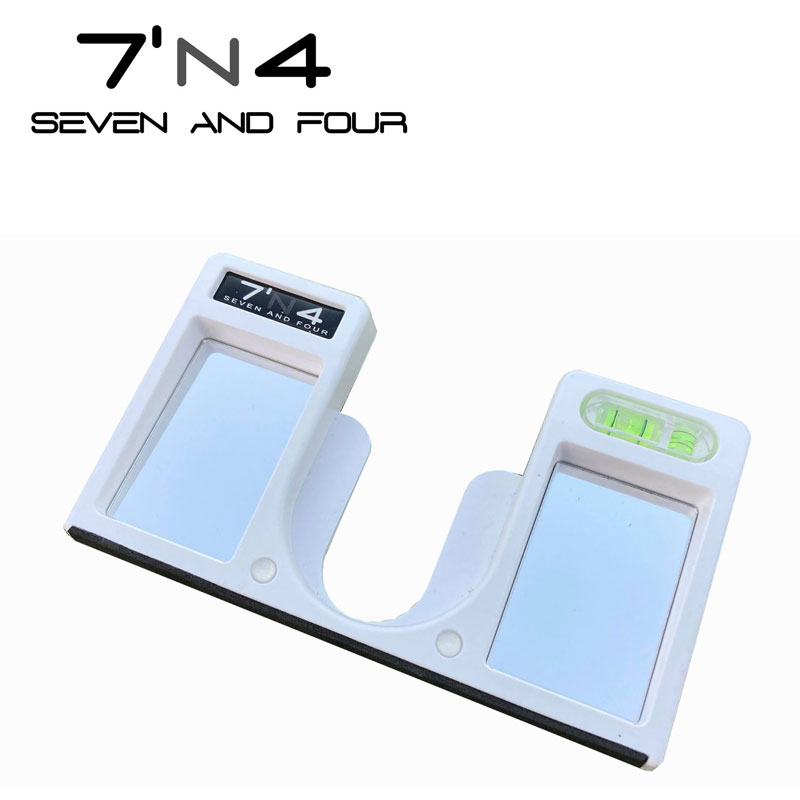 セブンアンドフォー パッティング練習器は、転がりの良い順回転のボールを打つ練習器となります。 ■7mm の壁 4度の傾斜が理想の順回転を生み出します。 ■ボールの距離を確認するアクリルミラー ■水平計で傾斜を確認できます。 アンサーフリークでお馴染みの、遠藤仁史さんの設計です。セブンアンドフォー パッティング練習器は、転がりの良い順回転のボールを打つ練習器となります。