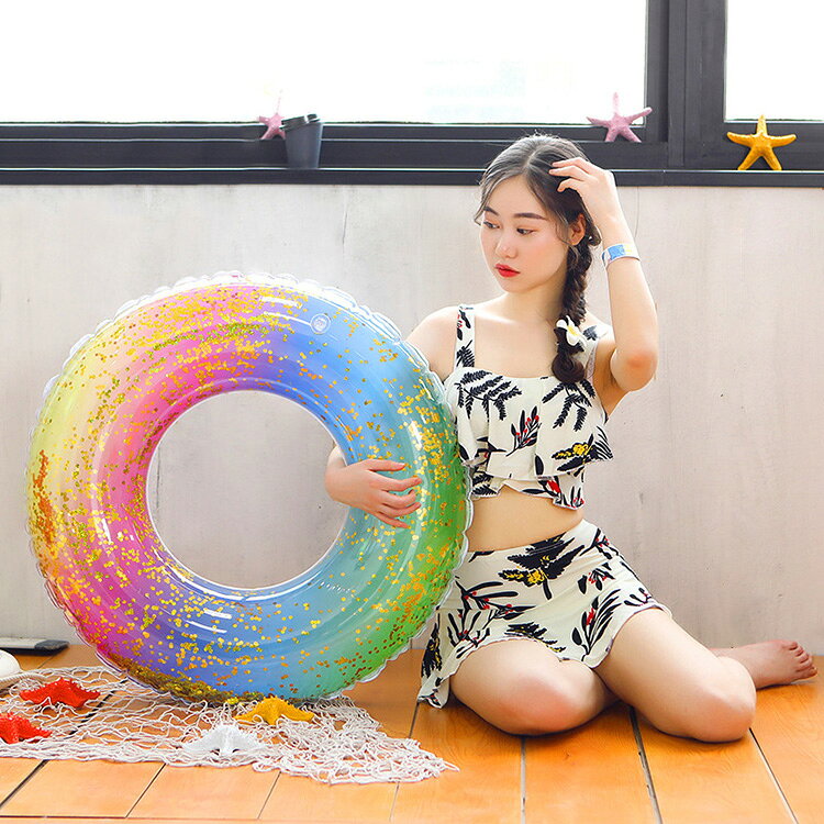 【商品コード】:y497956 【材質】：PVC 【カラー】：写真色（取ってなし、取って付き） 【サイズ】：約 60#：■空気を入れ前：直径（外側/内側）55/18cm 70#：■空気を入れ前：直径（外側/内側）65/21cm 80#：■空気を入れ前：直径（外側/内側）75/25cm 90#：■空気を入れ前：直径（外側/内側）85/28cm 100#：■空気を入れ前：直径（外側/内側）95/31cm 【注意事項】: ※平置き素人採寸ですので多少の誤差はご容赦下さい。 ※モニタ環境によって、商品の色合いが多少違う場合があります。 ※少々匂いがありますが、置いたままで2-3日くらいになくなりますので、ご安心ください。 ※発送時も簡易梱包の為、お受け取り時にたたみ皺が有ると思いますが、ご了承ください。 ※形や色、サイズ等、商品の仕様は都合により予告なく変更することがございます。ご理解いただきたくお願い申し上げます。完璧をお求めの方はご購入をお控えください。 ※万一在庫切れの場合はご了承ください。 【ガイド】 ※高品質のPVC材質を採用し、子供から大人までゆったりまったり〜♪ ※空気を入れるタイプの浮き輪なので、コンパクトで持ち運びは便利、旅行にも最適です。プール、海水浴、水泳練習などの夏場のシーンで大活躍！ ※遊具となり、救命用ではございませんので、ご使用の際はお子様からお目を離さないようにお願い致します。 ※PVC素材の特性上、初期不良/空気漏れがある場合、未使用の商品のみご連絡頂ければ対応できます。 ※ご使用前に必ず空気をいれ、空気漏れがおきないか確認を行ったうえでご使用下さい。 ※空気いれは付属しておりません。【商品コード】:y497956 【材質】：PVC 【カラー】：写真色（取ってなし、取って付き） 【サイズ】：約 60#：■空気を入れ前：直径（外側/内側）55/18cm 70#：■空気を入れ前：直径（外側/内側）65/21cm 80#：■空気を入れ前：直径（外側/内側）75/25cm 90#：■空気を入れ前：直径（外側/内側）85/28cm 100#：■空気を入れ前：直径（外側/内側）95/31cm 【注意事項】: ※平置き素人採寸ですので多少の誤差はご容赦下さい。 ※モニタ環境によって、商品の色合いが多少違う場合があります。 ※少々匂いがありますが、置いたままで2-3日くらいになくなりますので、ご安心ください。 ※発送時も簡易梱包の為、お受け取り時にたたみ皺が有ると思いますが、ご了承ください。 ※形や色、サイズ等、商品の仕様は都合により予告なく変更することがございます。ご理解いただきたくお願い申し上げます。完璧をお求めの方はご購入をお控えください。 ※万一在庫切れの場合はご了承ください。 【ガイド】 ※高品質のPVC材質を採用し、子供から大人までゆったりまったり〜♪ ※空気を入れるタイプの浮き輪なので、コンパクトで持ち運びは便利、旅行にも最適です。プール、海水浴、水泳練習などの夏場のシーンで大活躍！ ※遊具となり、救命用ではございませんので、ご使用の際はお子様からお目を離さないようにお願い致します。 ※PVC素材の特性上、初期不良/空気漏れがある場合、未使用の商品のみご連絡頂ければ対応できます。 ※ご使用前に必ず空気をいれ、空気漏れがおきないか確認を行ったうえでご使用下さい。 ※空気いれは付属しておりません。