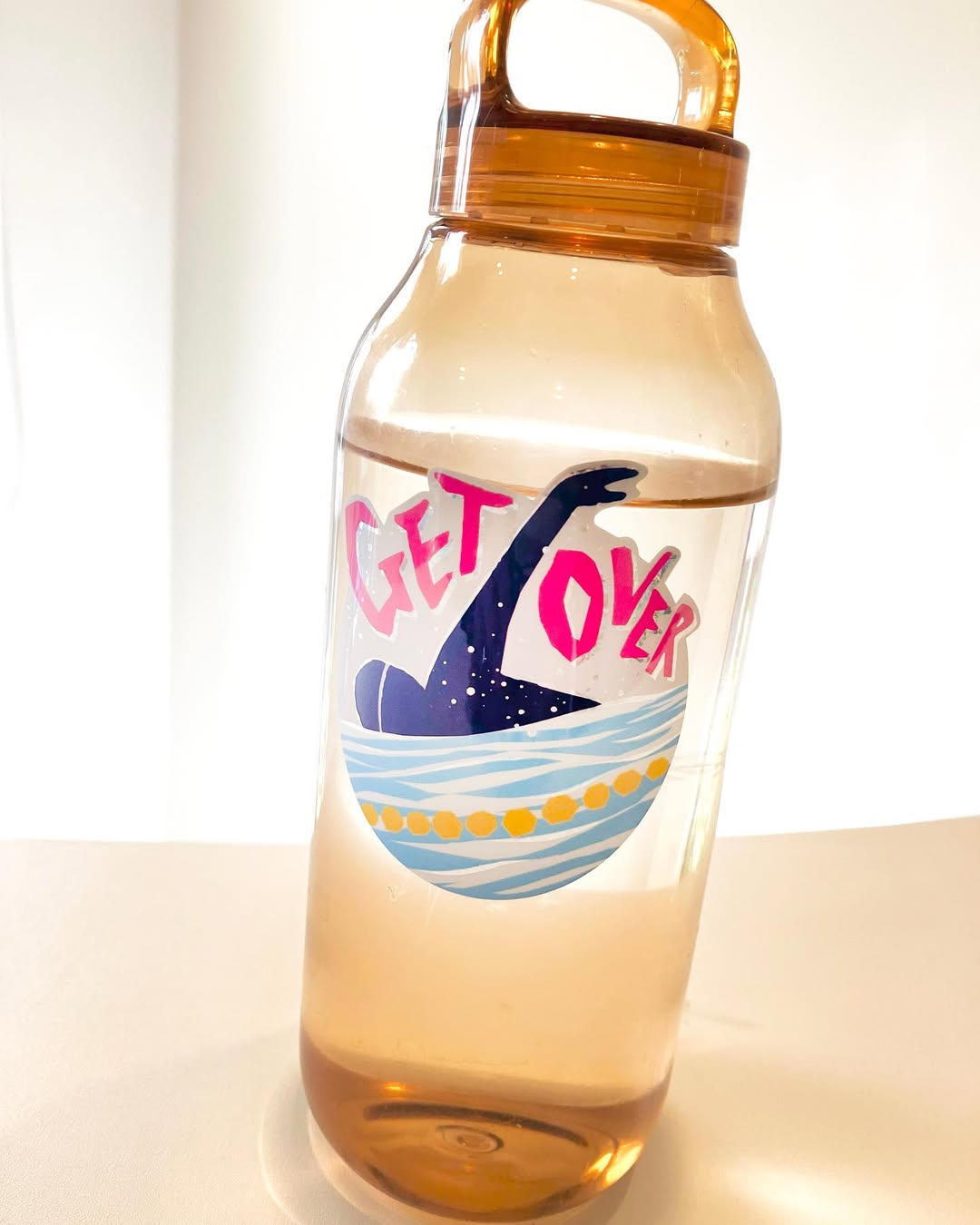 耐水耐光仕様ステッカー1枚 | スイミング 耐水仕様ステッカー「Get Over」[522-42]｜台紙サイズ：100x7..