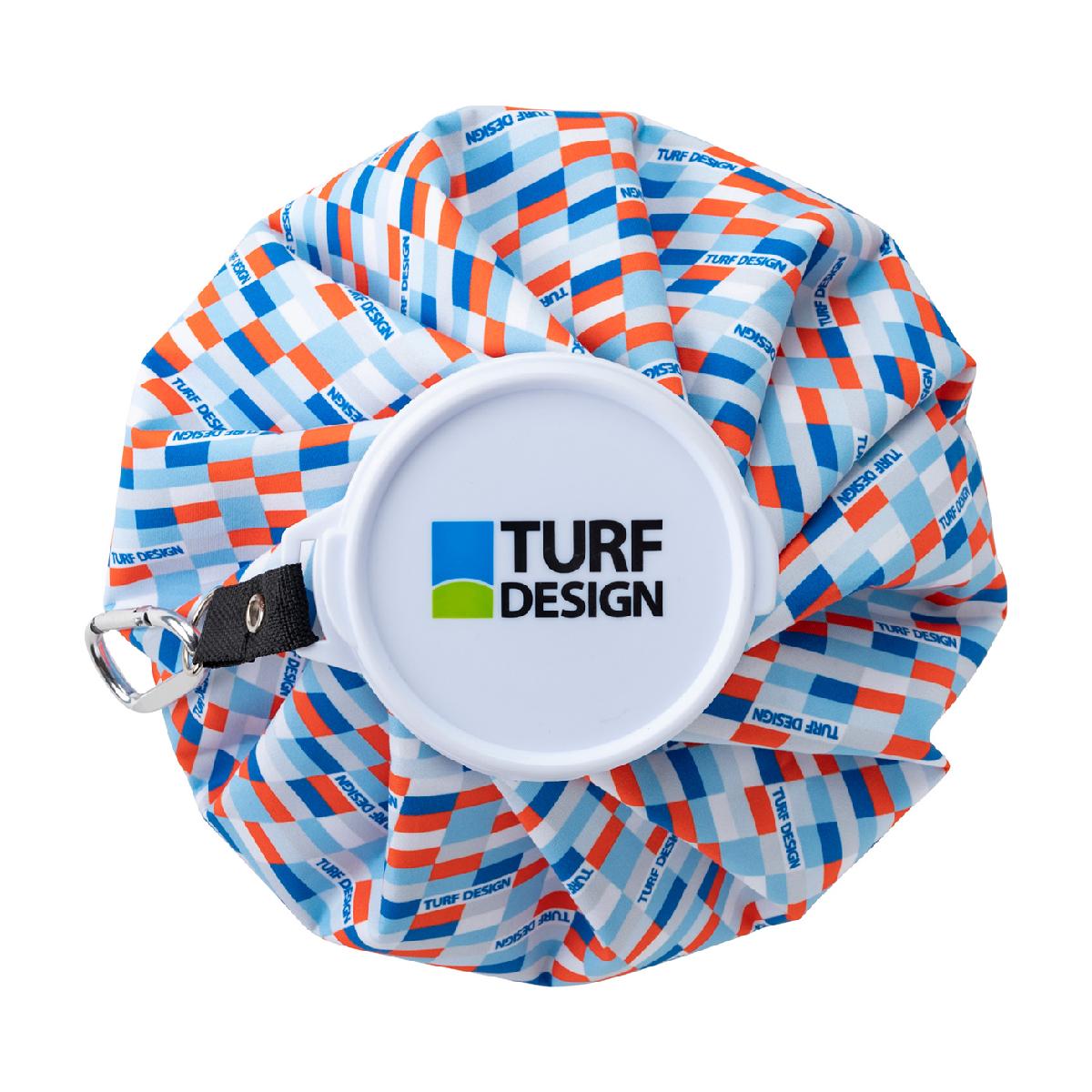 アイスバッグターフデザイン / TURF DESIGN商品の特徴カラビナ付きで便利になったアイスバッグ。夏の暑い日に最適な氷を入れやすい大きさです。容量たっぷり入ります。素材内層：TPU／外層：ポリエステル／RING：ポリ塩化ビニル、アルミコーティング／蓋：ポリエチレンサイズバリエーション26cm製造国中国シーズン2026年モデル26ssacc