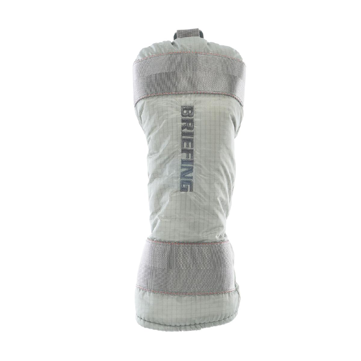 TP ヘッドカバー FW用ブリーフィング / BRIEFING商品の特徴透明度の高い薄くて滑らかなCORDURA&reg;ナイロン素材を使用し、生地の内側があえて透けて見えるようにデザインした「TRANSPARENT COLLECTION」。通常見えることのない内側の中綿やパーツの一部が適度に透けて見える、遊び心を感じる限定ヘッドカバーです。本体素材には水の噴射力で横糸を運ぶ、ウォータージェット高速織機で織られた30D CORDURA&reg;ナイロンのRIP織りの透明感のある素材を使用。ナイロンの細番手の糸を高速で織り上げることで、軽量で、薄く柔らかな風合い。シリコン加工と撥水加工を施し、雨や汚れにも強い仕上げとなっています。素材ナイロン製造国中国シーズン2026年モデル26ssacc