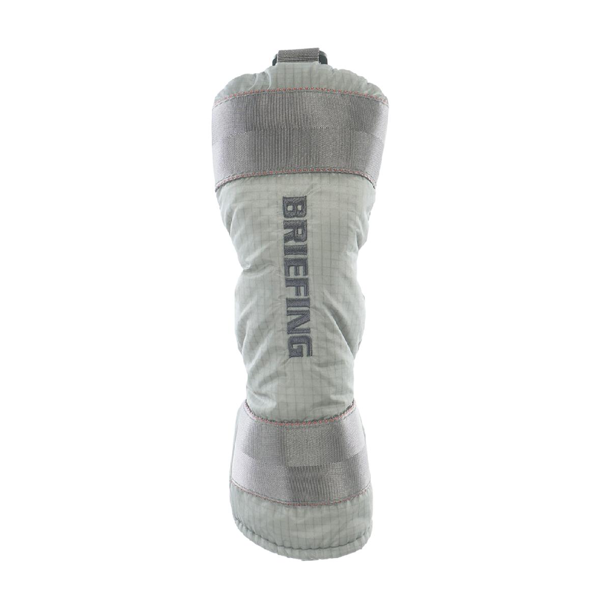 TP ヘッドカバー UT用ブリーフィング / BRIEFING商品の特徴透明度の高い薄くて滑らかなCORDURA&reg;ナイロン素材を使用し、生地の内側があえて透けて見えるようにデザインした「TRANSPARENT COLLECTION」。通常見えることのない内側の中綿やパーツの一部が適度に透けて見える、遊び心を感じる限定ヘッドカバーです。本体素材には水の噴射力で横糸を運ぶ、ウォータージェット高速織機で織られた30D CORDURA&reg;ナイロンのRIP織りの透明感のある素材を使用。ナイロンの細番手の糸を高速で織り上げることで、軽量で、薄く柔らかな風合い。シリコン加工と撥水加工を施し、雨や汚れにも強い仕上げとなっています。素材ナイロン製造国中国シーズン2026年モデル26ssacc