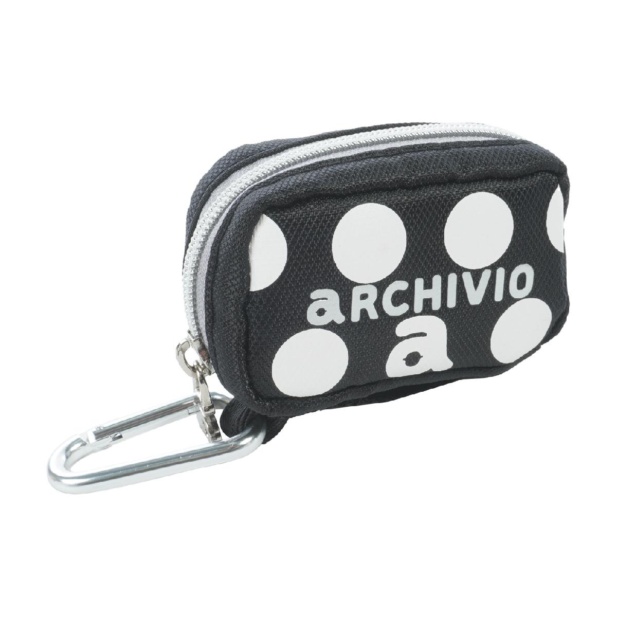 モノトーンドット柄ボールケースアルチビオ / archivio商品の特徴人気のドット柄が大人可愛いモノトーンカラーで登場！・すっきりコンパクトなサイズ感のボールケース・ゴルフボール2個を収納可能・背面に2本分のティー差し付き・カラビナ付き・同シリーズのドット柄アイテムとあわせての使用もおすすめ素材表地・裏地：ポリエステル／テープ部分：ナイロンサイズバリエーション5×9×4cm、2個収納可能製造国中国シーズン2026年モデル26fwacc