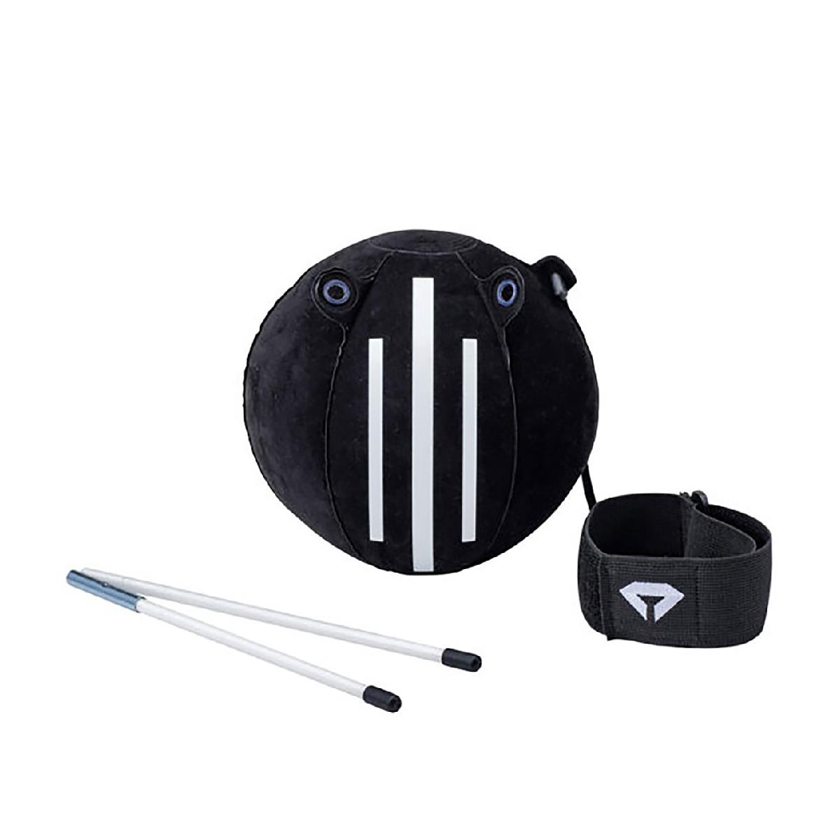 ダイヤスイングマスターボールダイヤゴルフ / DAIYA GOLF商品の特徴空気を入れて膨らましボールを両腕で挟みながら胸に当てることで、体と腕の回転を同調させ、腕の三角形をキープ・意識したボディターンでのスイングを習得できます。また、両足に挟むことで下半身が安定し、余計なスウェーや腰の回転を防ぎます。付属のスティックを使用することで、アドレスやスタンスのアライメントを確認することができ、「1つ3役」で理想のスイングが身につきます。・ボールで腕の三角形をキープボールを両腕で挟むことで体と腕の回転を同調させることができ、崩れやすい三角形をキープ。手打ちを防止し、ボディターンでのスイングを習得できます。・両足で挟めば下半身が安定ボールを両足で挟めば下半身に意識がいき、余計なスウェーや腰の回転を防止。下半身が安定します。・スティックでアライメントを確認付属のスティックがアライメントを可視化します。アドレスやスタンスの無意識なズレをなくし、スイングの方向を確認することができます。ボールにプリントされた三本線は、面を可視化します。シーズン2026年モデル素材本体：塩化ビニル樹脂(表面フロッキー加工)／スティック：ABS樹脂重さ約113g(スティック含む)サイズバリエーション直径20cm製造国中国