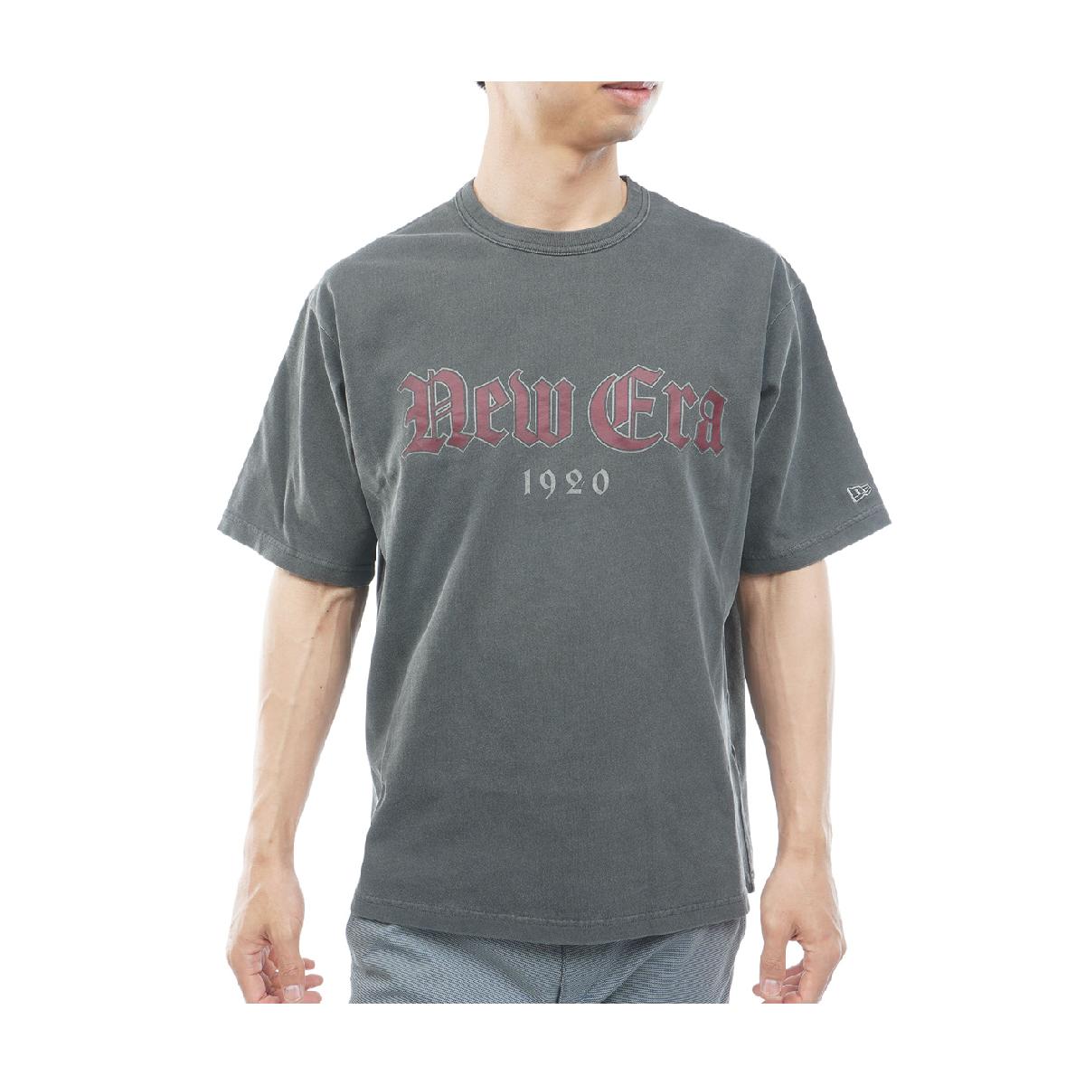 GARMENT DYE CT カレッジロゴ 半袖Tシャツニューエラ / NEW ERA商品の特徴ガーメントダイ加工によるこなれた風合いが魅力のカレッジロゴデザイン。・ややゆとりのあるシルエットでリラックス感のある着用感を実現。・8ozのコットン生地を使用し、しっかりとした着心地。素材本体：綿100％サイズバリエーションM、L、XL対象メンズ製造国中国シーズン2026年春夏モデル【GDO計測実寸値】(cm)M:着丈65、ゆき丈47、身幅55L:着丈67、ゆき丈50.5、身幅59.5XL:着丈71、ゆき丈52.5、身幅61※伸縮素材やデザインによってメーカー公表推奨サイズより実寸値が小さい場合がございます。※実際に採寸した数値を掲載しております。商品タグにはメーカー推奨サイズ（想定しているボディサイズ）が記載されており、実寸とは異なりますのでご注意ください。【メーカー公表実寸サイズ】(cm)M：着丈70、身幅52、肩幅47、袖丈21L：着丈73、身幅55、肩幅50、袖丈22XL：着丈76、身幅58、肩幅53、袖丈23【実寸計測箇所】着丈 ：後ろ襟ぐり（襟の付け根）中央から後身頃裾口までの長さゆき丈：後ろ襟ぐり（襟の付け根）中央から肩先を通り袖口までの長さ身幅 ：脇部袖の付け根左右両端の長さウエスト(A)：履き口左右両端の長さを2倍ウエスト(B)：内股合わせ（※）から股上前面へ20cmの地点の左右両端の長さを2倍ヒップ ：内股合わせ（※）から股上前面へ15cmの地点の左右両端の長さを2倍股上 ：内股合わせ（※）から履き口上端までの長さ股下 ：内股合わせ（※）から内股の縫い目に沿った裾口までの長さわたり幅 ：内股合わせ（※）から水平方向に外側へ端まで結んだ長さ(※)パンツの股部分の左右の分かれ目の起点※GDO独自の採寸方法により計測を行っておりますため、多少の誤差が生じる場合がございます。ssnew 26sspolo