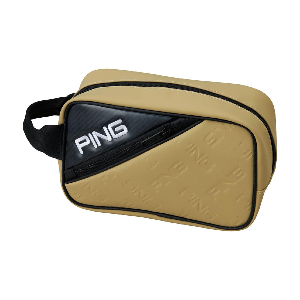 エンボスポーチピン / PING商品の特徴・キャッチ「エンボスロゴ入りラウンドポーチ」・デザイン「マットポリウレタン素材にエンボスロゴとエナメル部分使いでアクセントをつけたオーソドックスなラウンドポーチ。トレンドのスモーキーカラーを取り入れたおしゃれな色合い。」・ディテール「アウターには前面のジップ付きポケット1か所、インナーには差し込みポケット3か所。」・素材感「マットポリウレタン素材とエナメルを部分的に使用。」素材合成皮革(ポリウレタン)サイズバリエーションW24.5×H14.5×D11cm製造国中国重さ約210gシーズン2026年モデル26ssacc