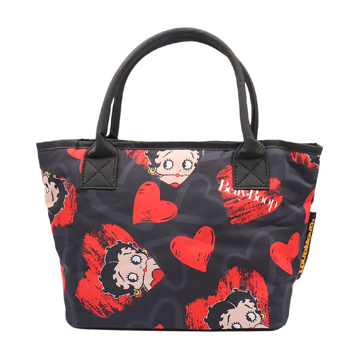 Betty Boop ラウンドポーチラウドマウスゴルフ / Loud Mouth Golf商品の特徴・軽量な生地を使用した超軽量設計で、持ち運びが楽々。ラウンド中も負担になりません。・撥水加工されたポリエステル素材で、雨や汚れからポーチの中身をしっかり保護します。耐久性が高く、長く愛用できます。・バッグの開閉部分にはチャックが付いており、荷物の安全性を高めます。簡単に開閉できるため、出し入れもスムーズです。・ポケットが配置されており、小物の整理が簡単。ゴルフアクセサリーや日常使いも可能です・持ち運びに便利なコンパクトサイズながら、マチ12cmの広々とした十分な収納力を備えています。持ち手もしっかりとした作りで、実用性も抜群です。・ベティちゃんコラボで意外性も抜群！素材ポリエステルサイズバリエーション幅23×高さ20×マチ12cm製造国中国シーズン2026年モデル26ssacc