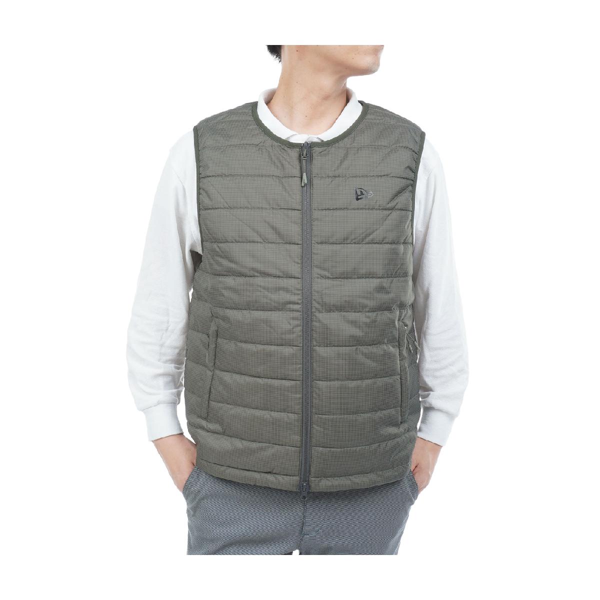 GF LT INSULATED VERTICAL ベストニューエラ / NEW ERA GOLF商品の特徴保温性と携帯性に優れたインサレーションベスト。背面上部に、高い保温性と制電性を備えたSOLARSENSORLを使用。ノーカラー仕様のため、インナーベストとしても着用可能。携帯に便利な収納ケースを付属。※長袖シャツは付属しませんので、ご注意願います。素材表地・裏地(上部)・中綿：ポリエステル100％／裏地(下部)：ナイロン100％サイズバリエーションS、M、L、XL、XXL対象メンズ製造国中国シーズン2026年秋冬モデル【GDO計測実寸値】(cm)S:着丈62.5、ゆき丈19.5、身幅50M:着丈64.5、ゆき丈20、身幅52L:着丈67.5、ゆき丈21、身幅55XL:着丈69、ゆき丈21.5、身幅56.5XXL:着丈72、ゆき丈23、身幅59※伸縮素材やデザインによってメーカー公表推奨サイズより実寸値が小さい場合がございます。※実際に採寸した数値を掲載しております。商品タグにはメーカー推奨サイズ（想定しているボディサイズ）が記載されており、実寸とは異なりますのでご注意ください。【メーカー公表実寸サイズ】(cm)S：着丈64、身幅50.5、肩幅39M：着丈66.5、身幅53、肩幅41L：着丈69、身幅55.5、肩幅43XL：着丈71.5、身幅58、肩幅45XXL：着丈74、身幅60.5、肩幅47【実寸計測箇所】着丈 ：後ろ襟ぐり（襟の付け根）中央から後身頃裾口までの長さゆき丈：後ろ襟ぐり（襟の付け根）中央から肩先を通り袖口までの長さ身幅 ：脇部袖の付け根左右両端の長さウエスト(A)：履き口左右両端の長さを2倍ウエスト(B)：内股合わせ（※）から股上前面へ20cmの地点の左右両端の長さを2倍ヒップ ：内股合わせ（※）から股上前面へ15cmの地点の左右両端の長さを2倍股上 ：内股合わせ（※）から履き口上端までの長さ股下 ：内股合わせ（※）から内股の縫い目に沿った裾口までの長さわたり幅 ：内股合わせ（※）から水平方向に外側へ端まで結んだ長さ(※)パンツの股部分の左右の分かれ目の起点※GDO独自の採寸方法により計測を行っておりますため、多少の誤差が生じる場合がございます。fwnew