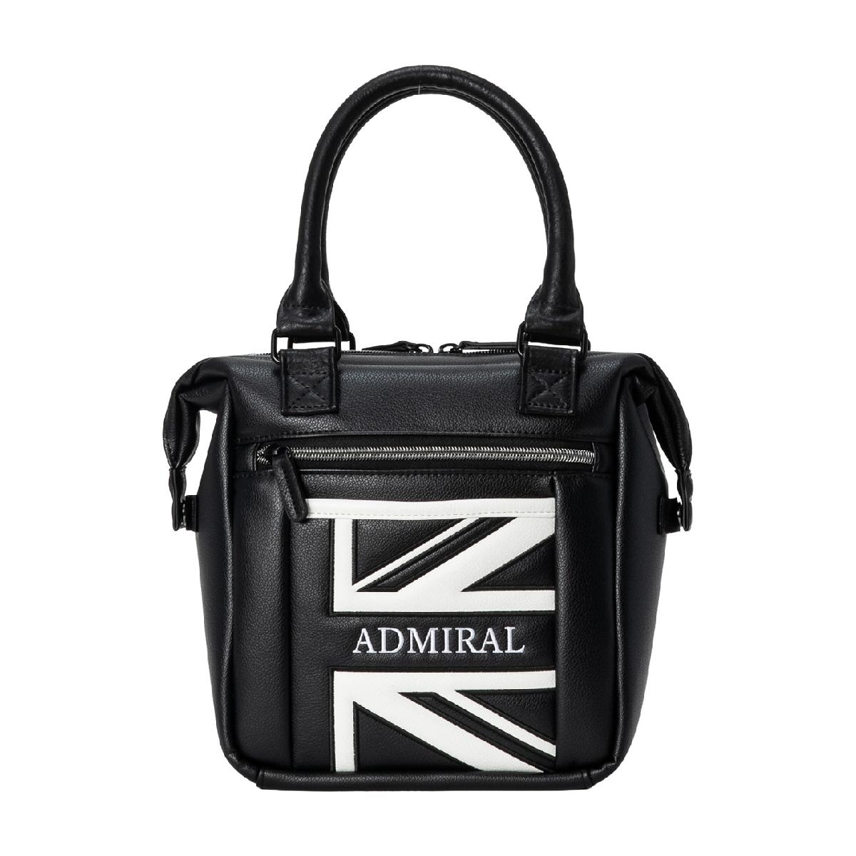 トラッドスポーツ ラウンドバッグアドミラル / Admiral商品の特徴トラッドロゴとユニオンジャックをあしらったスポーツモデル。縦型スリムなコンパクト設計で、ゴルフカートに載せても幅を取らず扱いやすい。サイドホックを外すことで収納力がアップ。外側ポケット3つ、内側ポケット1つを備えた実用的な構造。素材合成皮革(ポリウレタン)サイズバリエーションW22×D13×H22cm製造国中国シーズン2026年モデル26ssacc