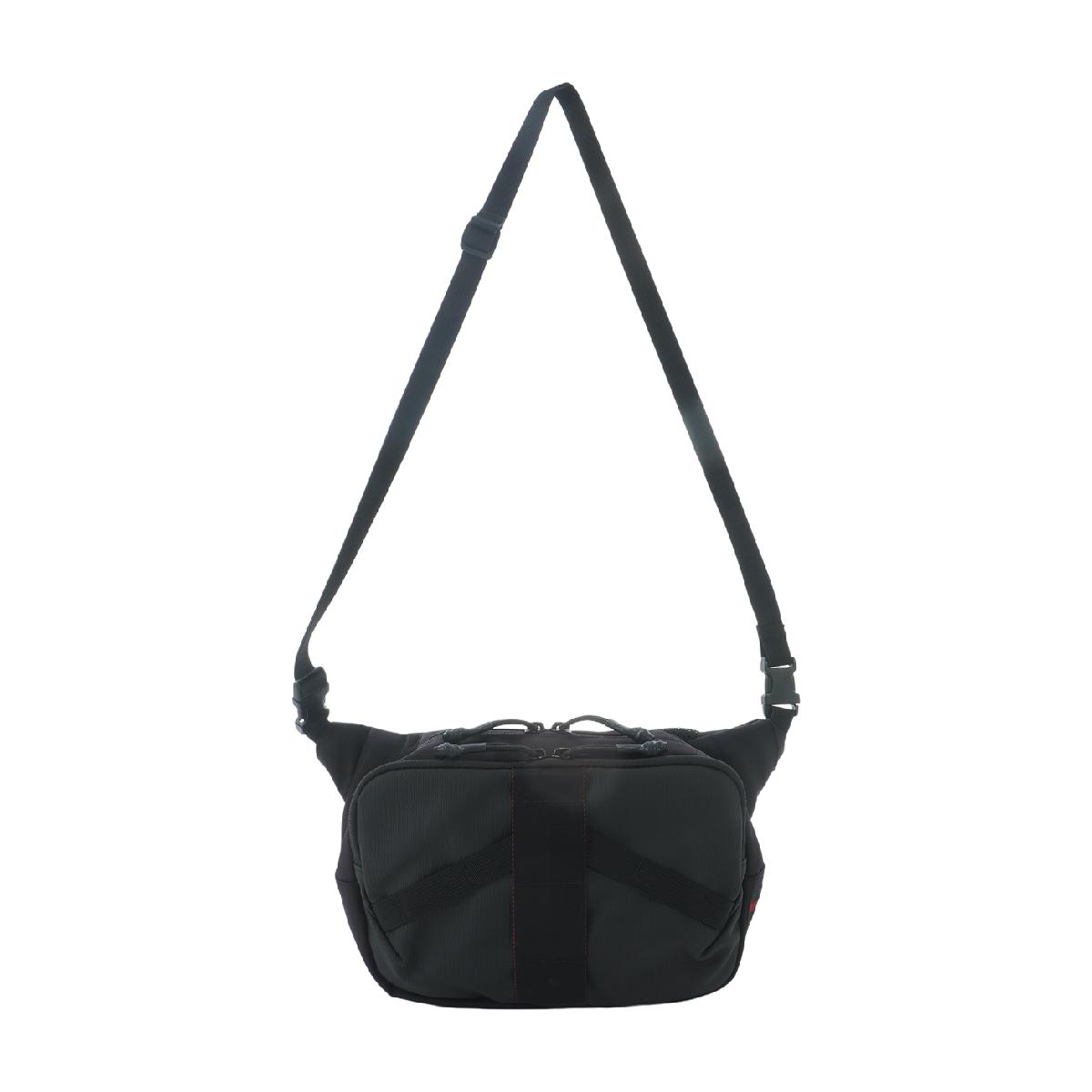 DT SLING ショルダーバッグブリーフィング / BRIEFING商品の特徴「旅をもっと身近に感じてもらいたい」という思いから展開をスタートさせた「LESIT」コレクションより、さらに対応シーンを拡大できる新アイテムが登場。旅先での移動に必要な身の回りアイテムやペットボトルなどをまとめて収納可能なショルダーバッグ。ショルダーとしてお使いいただくのはもちろん、バックパックのチェストストラップへ連結することが可能。連結することで収納部の拡張を叶えます。【スペック】内装：ジップポケット中×1、ポケット小×2、ペン挿し×1外装：ジップポケット大×1(内側にポケット中×2、ポケット小×1を搭載)【おすすめポイント】-トラベルシーンをサポートする耐久性-・パーツに応じて2種類の素材を使用。フロント面に使用されたP1220×1830デニールポリコーデュラは、ポリカーボネイト樹脂を用いたラミネート加工を施すことで、かばんの撥水性を高めている。凹凸感のある素材の風合いが特徴的で、ワントーンのカラーリングでありながらも異なる素材の風合いが存在感を発揮。摩耗強度も高く、トラベル等のタフな使用に最適。フロント面以外に使用された840デニールコーデュラエアーは、軽量でありながらもハリコシがあるのが特徴的。裏面には耐水性を高めるポリカーボネイト加工を施すことで、高撥水仕様に。撥水性を高めるポリカーボネイト加工は、一般のポリウレタンラミネートよりも加水分解がしづらく、長期的な使用に最適。-優れた収納性能-・フロント側のジップポケット内部には、パスポートやイヤホンなどの小物類を仕分けるのに便利なポケットを配置。中身の見渡しやすさと出し入れのしやすさに配慮し、斜めにカッティングされた仕分けポケットを採用している。・メイン収納部には身の回りのアイテムに加え、500mlペットボトルが余裕で入るサイジングに。旅行のサブバッグはもちろん、普段使いにもちょうど良い。・ショルダーストラップを外した状態で、バックパックのチェストストラップ部分へ装着が可能。素材ナイロン重さ0.27kgサイズバリエーション26×16×6.5cm製造国中国シーズン2025年モデルgdopoint gdopoint