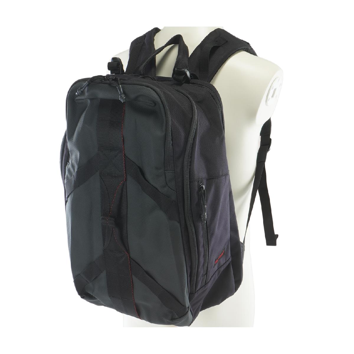 TRAVEL バックパックブリーフィング / BRIEFING商品の特徴旅をもっと身近に感じてもらいたいという思いから開発をスタートさせた「LESIT」コレクションのバックパック。旅行される方々の滞在日数によってセレクトできる3サイズを展開。こちらはラインナップの中で中間の大きさのモデルで、2泊程度の旅行にも対応可能。ジム通いなど荷物の多い外出等に最適です。【スペック】メイン収納部1：PCスリーブ×1(クッション材搭載、16インチ程度のPC収納可能。)メイン収納部2：メッシュポケット大×1、メッシュポケット中×2メイン収納部3：ポケット中×1、ジップポケット中×1、ポケット小×1、ペンホルダー×2外装：ジップポケット小×1、ポケット小×1【おすすめポイント】-トラベルシーンをサポートする耐久性-・パーツに応じて2種類の素材を使用。フロント面に使用されたP1220×1830デニールポリコーデュラは、ポリカーボネイト樹脂を用いたラミネート加工を施すことで、かばんの撥水性を高めている。凹凸感のある素材の風合いが特徴的で、ワントーンのカラーリングでありながらも異なる素材の風合いが存在感を発揮。摩耗強度も高く、トラベル等のタフな使用に最適。フロント面以外に使用された840デニールコーデュラエアーは、軽量でありながらもハリコシがあるのが特徴的。裏面には耐水性を高めるポリカーボネイト加工を施すことで、高撥水仕様に。撥水性を高めるポリカーボネイト加工は、一般のポリウレタンラミネートよりも加水分解がしづらく、長期的な使用に最適。-優れた機能性-・3層構造で内部には大小さまざまなポケットを搭載。・フロントに配したテープのアクセントは、持ち手としての使用が可能。素材ナイロン重さ1.21kgサイズバリエーション34×48×19.5×持ち手28cm製造国中国シーズン2025年モデルgdopoint