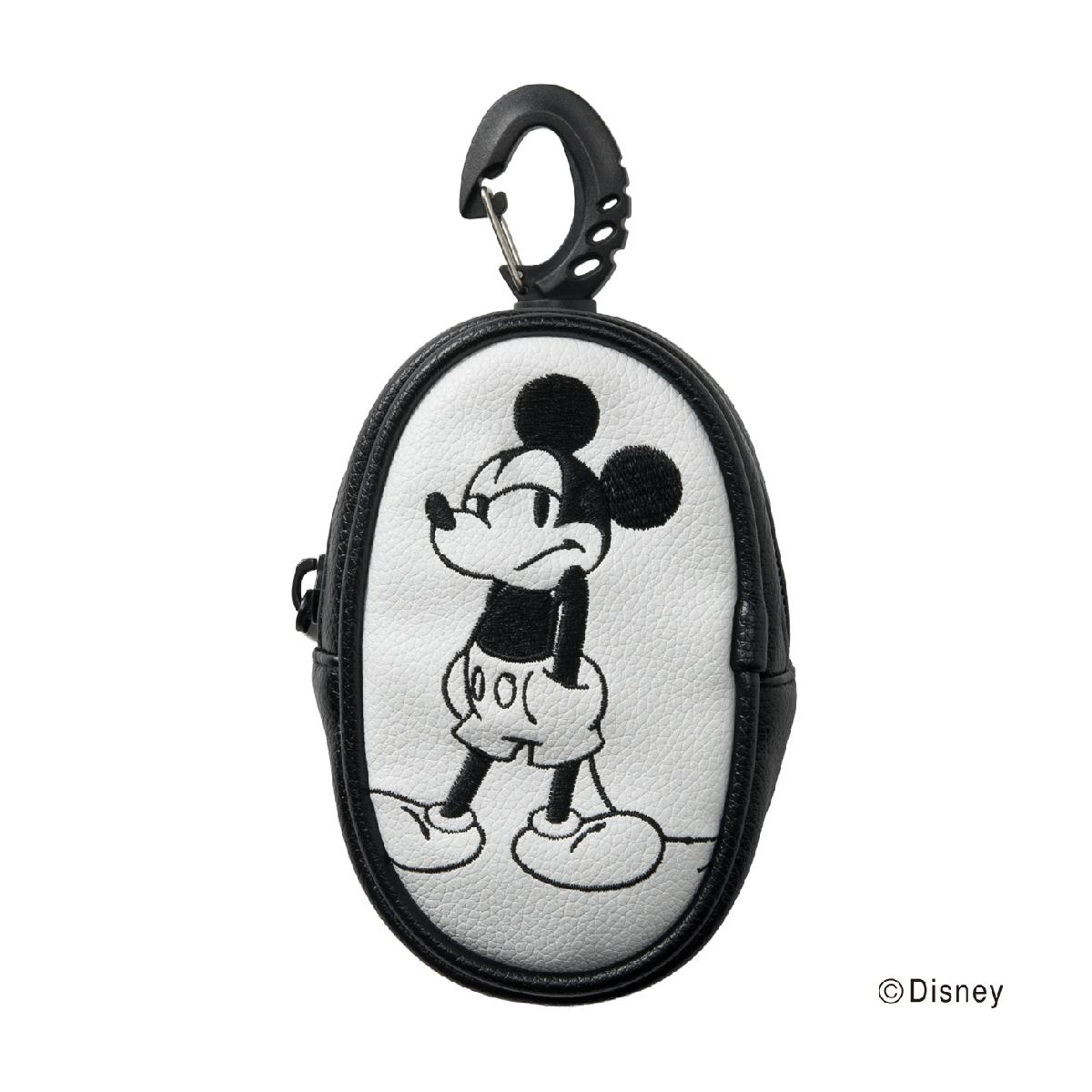 モノトーンディズニー ボールポーチディズニー / Disney商品の特徴合皮素材を使用したボールポーチ。フロントにはミッキー刺繍、底面にもロゴ刺繍を施したデザイン。ナスカン、ベルト通しテープ付き。ボール2個収納用。素材合成皮革(ポリウレタン)サイズバリエーション横幅6.5×マチ(厚さ)4.5×高さ(縦)11.5cm、2個収納可能製造国中国シーズン2026年モデル26fwacc