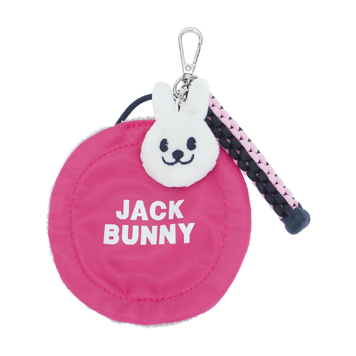 ボール拭き ティー挿しホルダージャックバニー / Jack Bunny!!商品の特徴コーディネートのアクセントにもなる、コード編みティ挿しホルダー。 アクセサリー感覚でティやボールをおしゃれに携帯できる、うさぎのぬいぐるみがポイントになったアイテムです。 同じシリーズの [品番 : 262-6284705] ぬいぐるみうさぎドライバー用ヘッドカバーや、[品番 : 262-6284716] ぬいぐるみうさぎボールポーチなどと、統一感を出してお使いいただけます。 ご自分用はもちろん、ゴルフ好きな方へのプレゼントアイテムにも是非どうぞ。 ※ボールは別売りです。素材ポリエステル製造国中国シーズン2026年モデル26fwacc