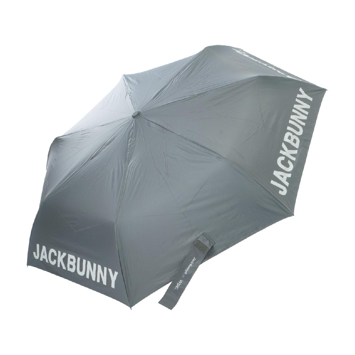 wpcコラボ UV折り畳み傘ジャックバニー / Jack Bunny!!商品の特徴晴れた日も雨の日でも使用できる、JackBunny×Wpc.UV折り畳み傘。 片手でだけでワンタッチ開閉する、ゴルフに最適な大きめ60センチの折り畳み傘です。 厳しい夏の日差し、地面からの照り返しを防いでくれる、夏のゴルフには必携の折り畳み日傘です。 ゴルフシーンはもちろん、アウトドアやレジャーなど、様々なシーンで活用できる暑い夏におすすめのアイテムです。素材傘生地：ポリエステルサイズバリエーション全長69(畳んでいる状態の全長34)×直径114cm製造国カンボジアシーズン2026年モデル26fwacc