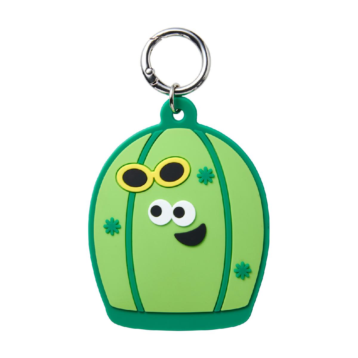 カクタス ネームタグピン / PING商品の特徴・キャッチ「ポップなサボテン型ネームタグ」・デザイン「PING本社があるアリゾナを象徴するサボテンをモチーフにした、ポップでかわいいネームタグ。コミカルなサボテンの表情が目を引くデザイン。」・ディテール「厚みのある立体フォルム。裏面に名前を書くことができる仕様。取り付けやすいリング付き。」・素材感「柔らかい風合いのポリ塩化ビニル素材を使用。」素材ポリ塩化ビニルサイズバリエーションW6.8×H8.7×D0.7cm製造国中国シーズン2026年モデル26fwacc